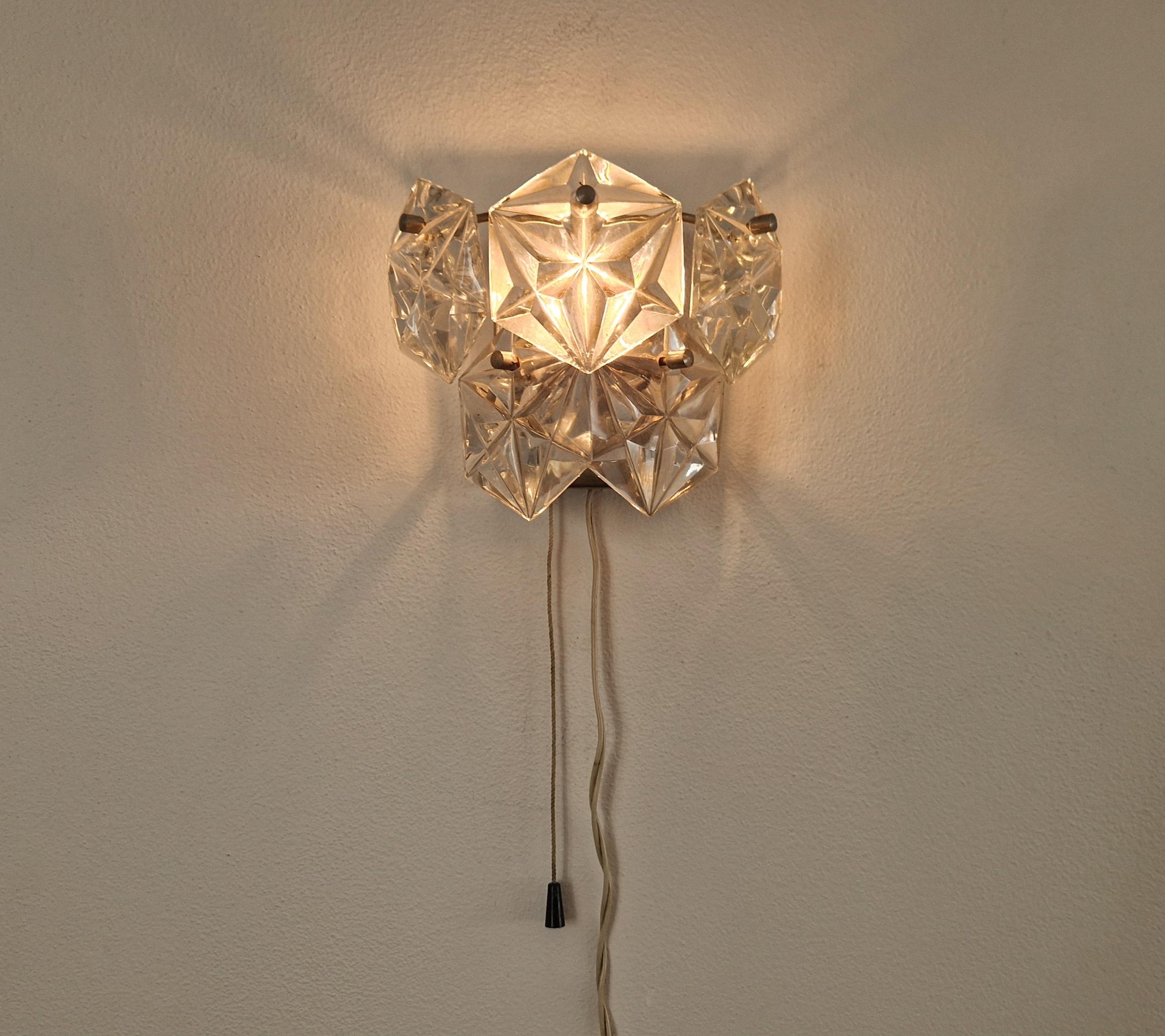 Rara lámpara de pared de cristal de mediados de siglo al estilo de Kinkeldey, años 60. Metal en venta