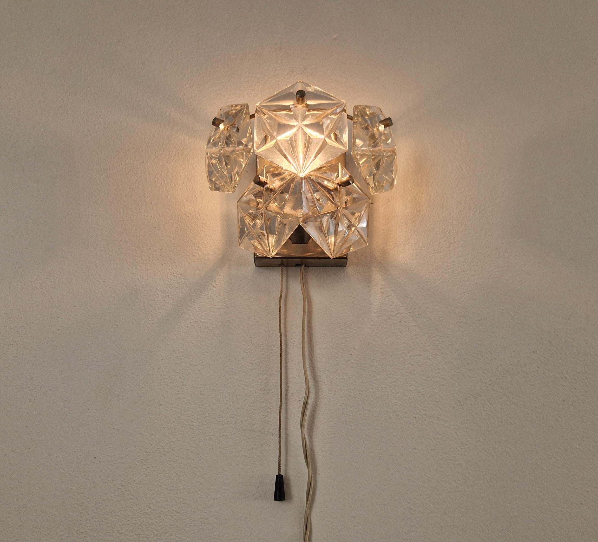 Rara lámpara de pared de cristal de mediados de siglo al estilo de Kinkeldey, años 60. en venta 2