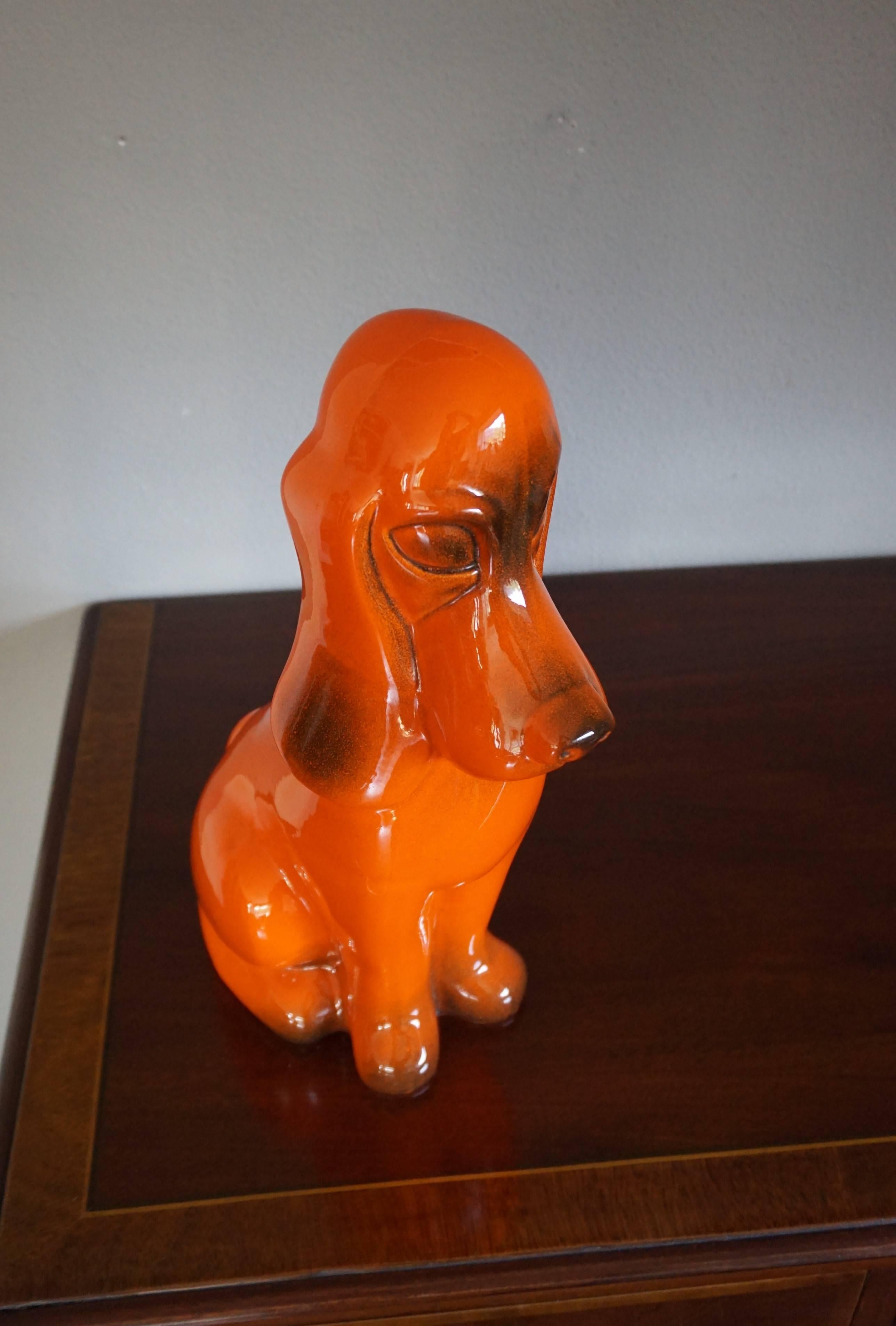 Seltene glasierte und gekennzeichnete, stilisierte Basset Hound / Droopy Dog Skulptur aus der Mitte des Jahrhunderts 3
