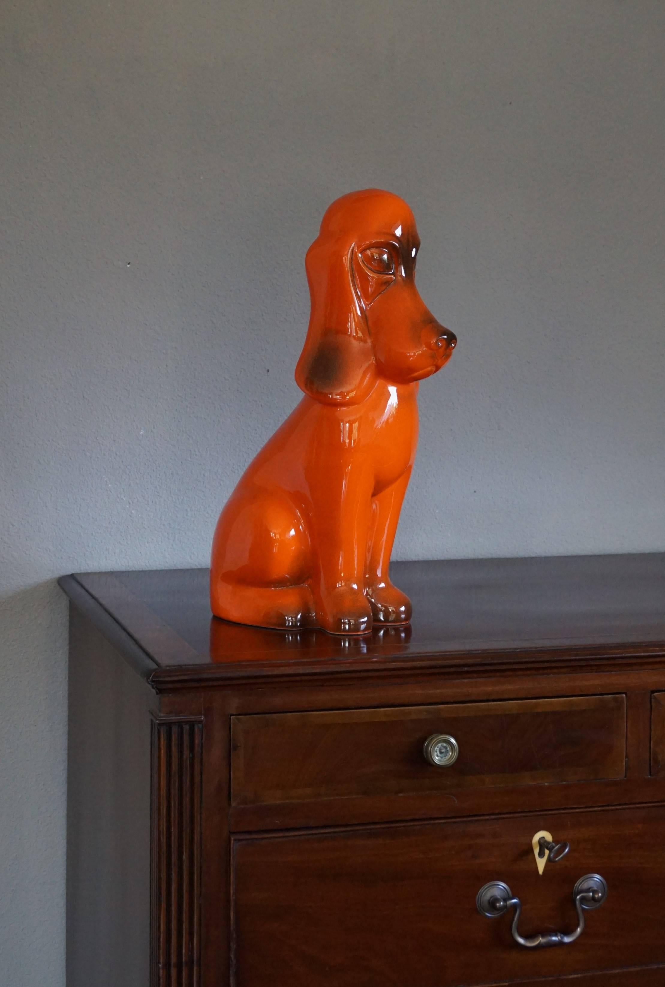 Sehr seltene, große und wirklich dekorative Basset-Skulptur.

Manche mögen diese künstlerische Hundeskulptur als naiv bezeichnen, aber genau das ist oft das Geheimnis wahrer Künstler. Ohne viele Details sind sie in der Lage, zeitlose Designs zu