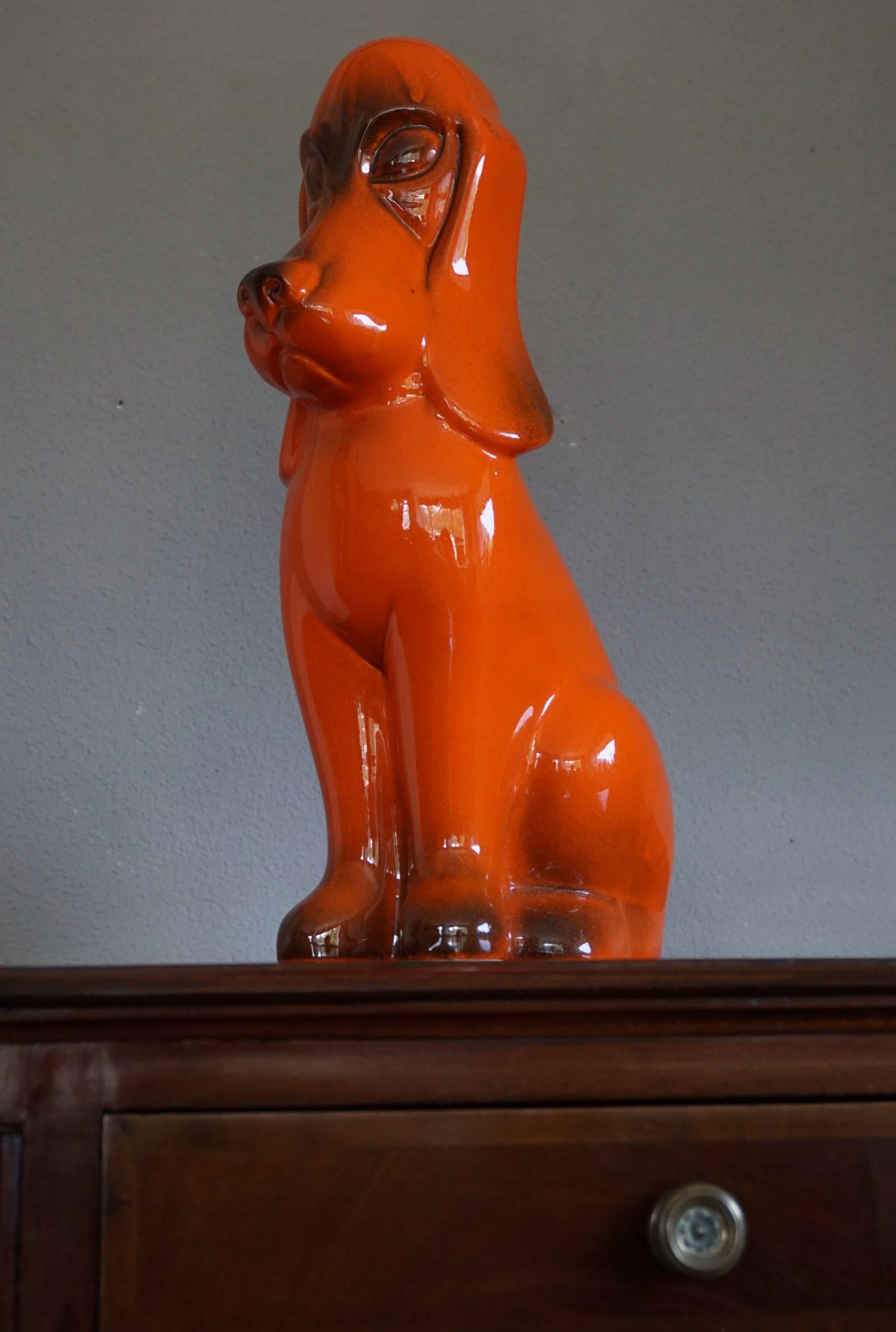 Seltene glasierte und gekennzeichnete, stilisierte Basset Hound / Droopy Dog Skulptur aus der Mitte des Jahrhunderts (Moderne der Mitte des Jahrhunderts)