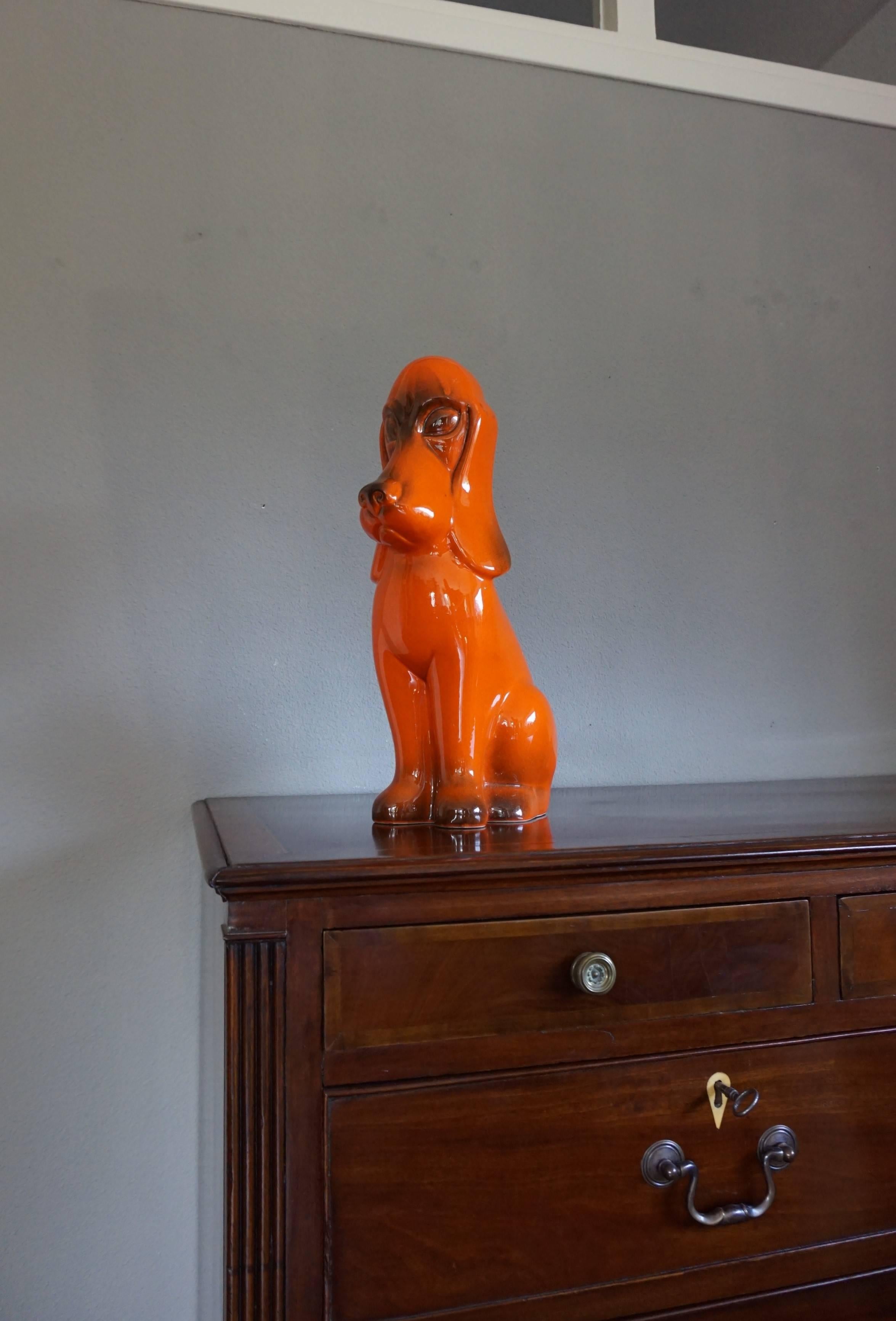 Seltene glasierte und gekennzeichnete, stilisierte Basset Hound / Droopy Dog Skulptur aus der Mitte des Jahrhunderts (Europäisch)
