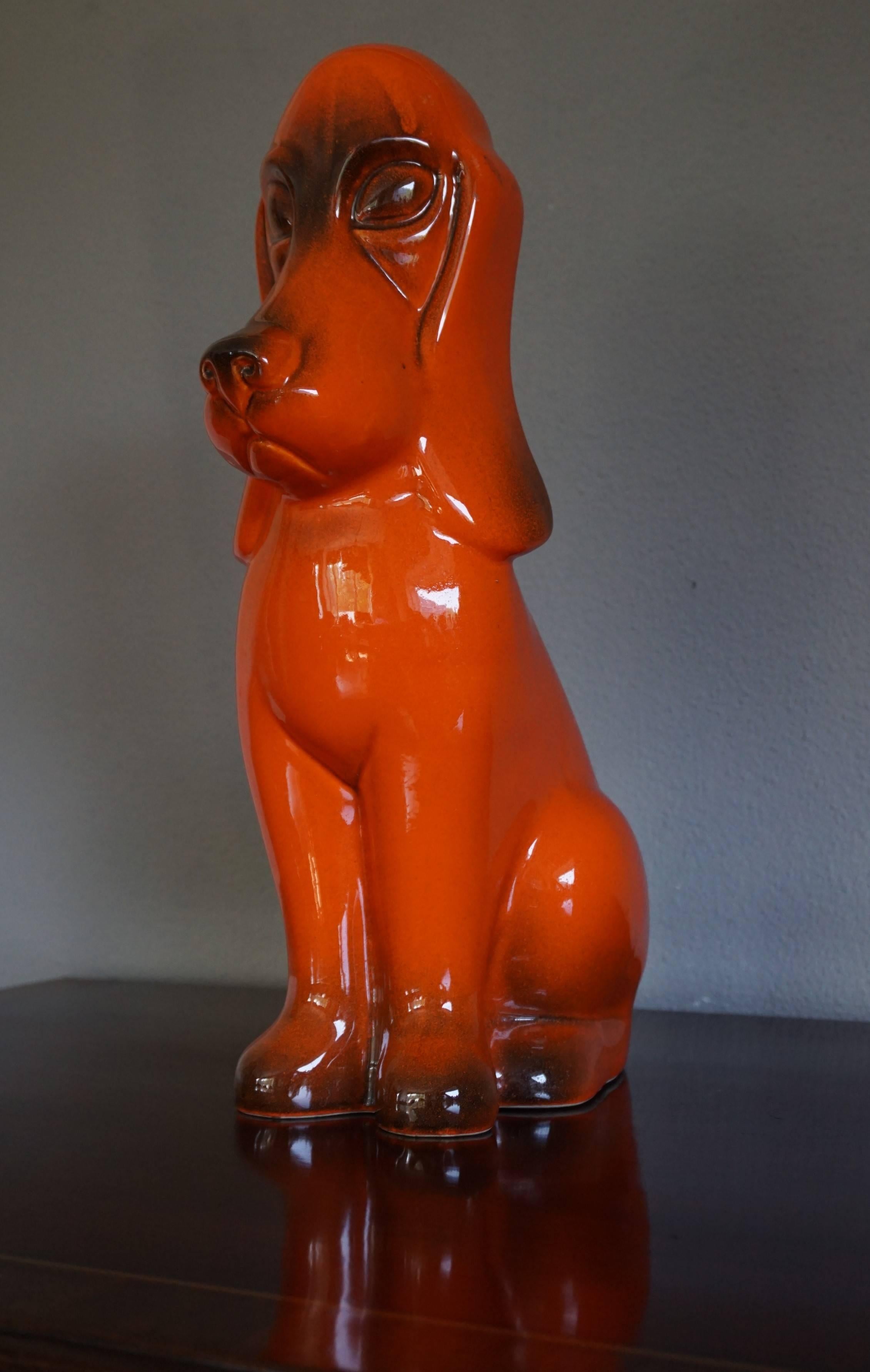 Seltene glasierte und gekennzeichnete, stilisierte Basset Hound / Droopy Dog Skulptur aus der Mitte des Jahrhunderts (Glasiert)