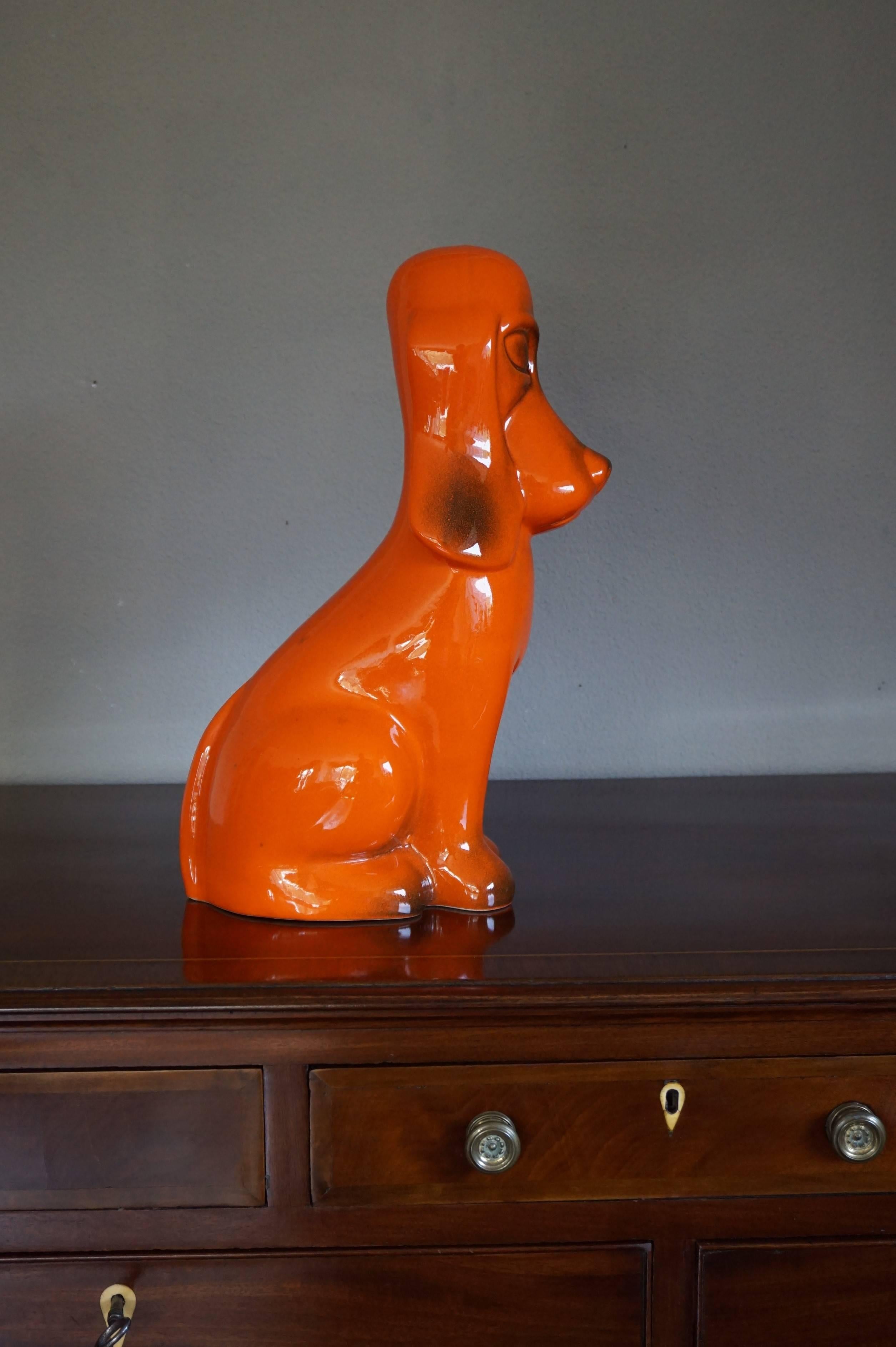 Seltene glasierte und gekennzeichnete, stilisierte Basset Hound / Droopy Dog Skulptur aus der Mitte des Jahrhunderts 1