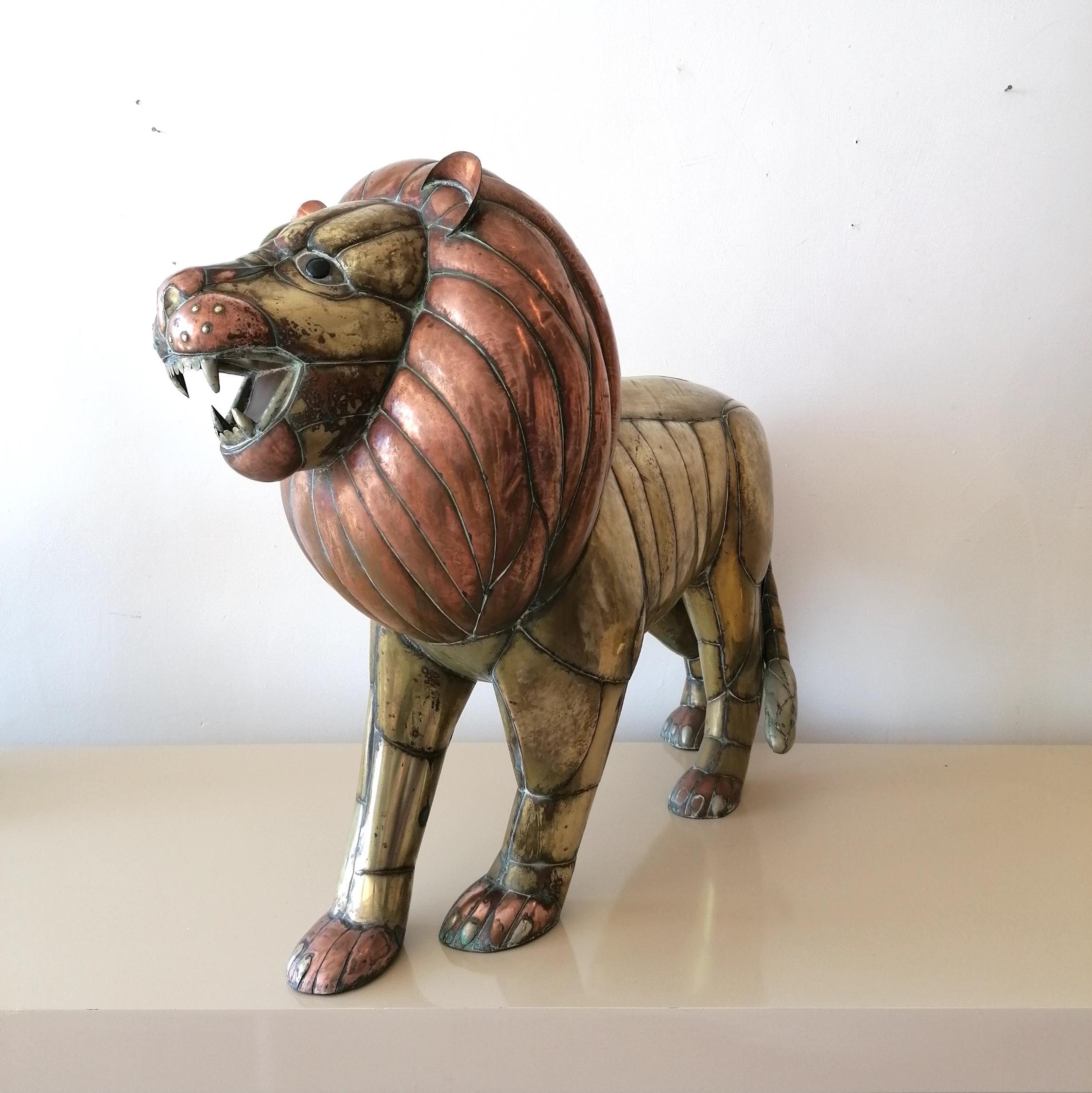 Mexicain Rare grande sculpture de lion en laiton et cuivre du milieu du siècle dernier par Sergio Bustamante, Mexique en vente