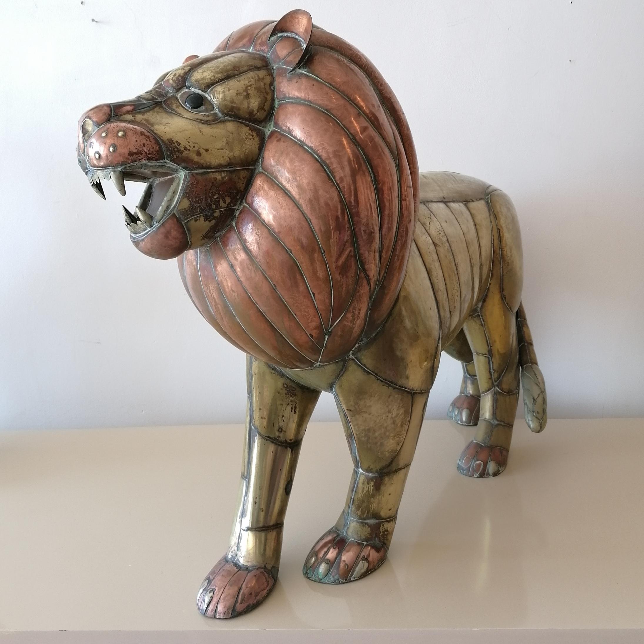 Rare grande sculpture de lion en laiton et cuivre du milieu du siècle dernier par Sergio Bustamante, Mexique Bon état - En vente à Hastings, GB