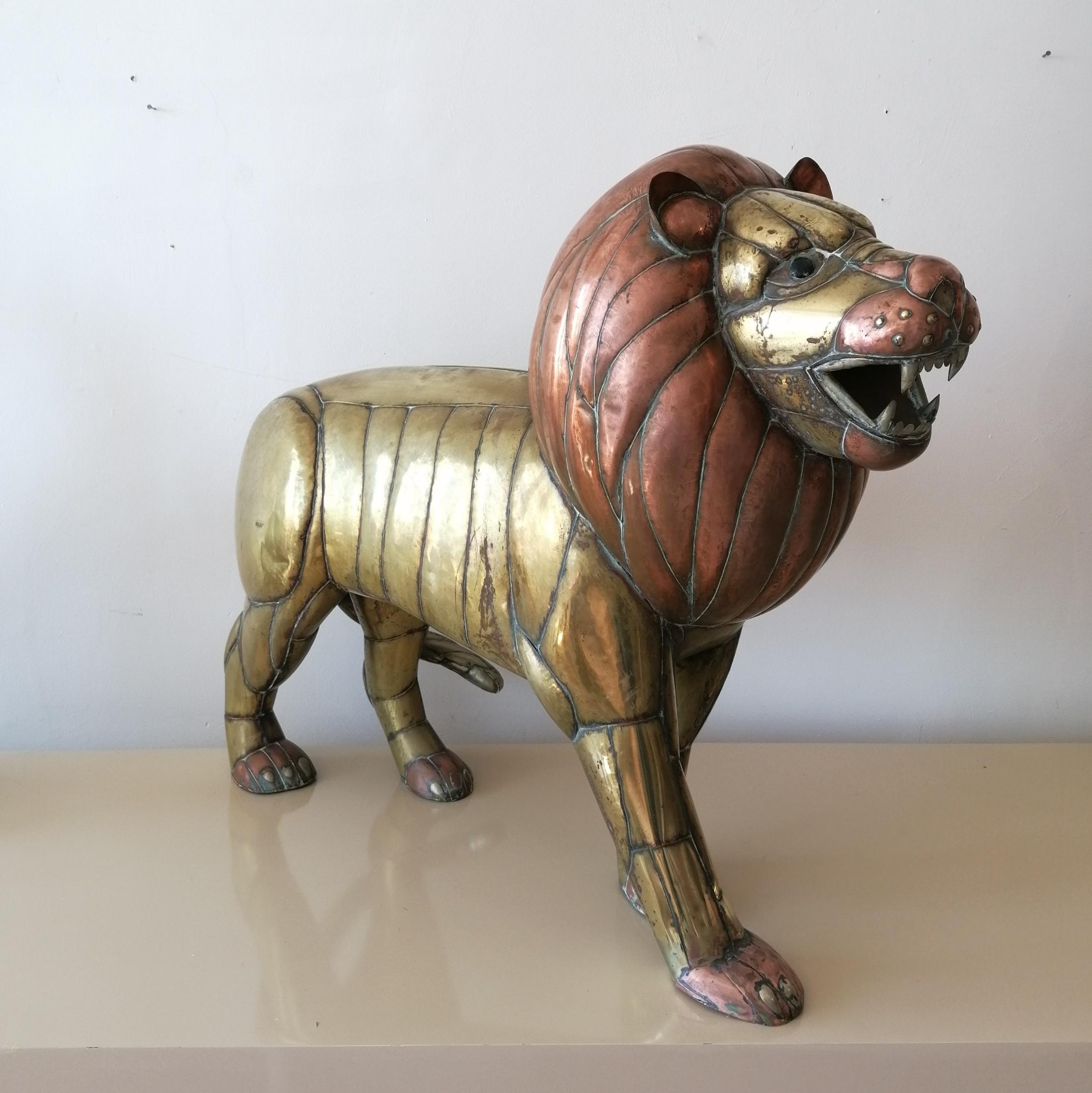Rare Midcentury Large Brass & Copper Lion Sculpture by Sergio Bustamante, Mexico In Good Condition For Sale In Hastings, GB