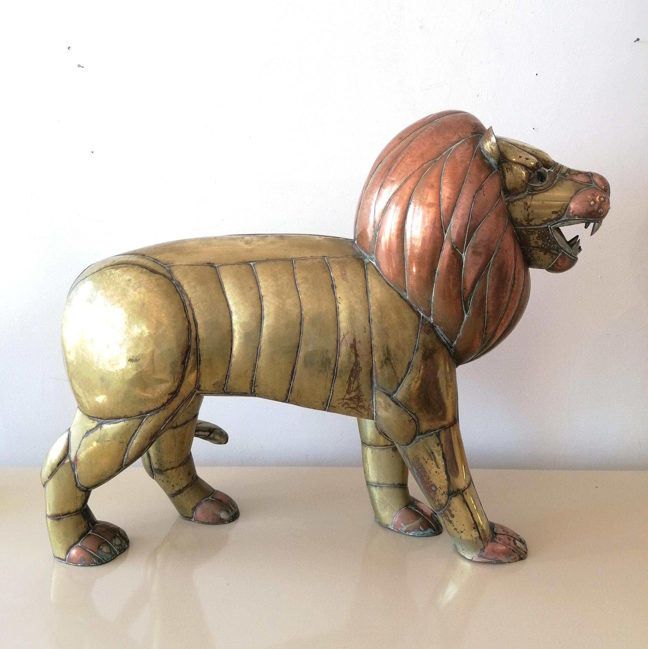 Late 20th Century Rare Midcentury Large Brass & Copper Lion Sculpture by Sergio Bustamante, Mexico For Sale