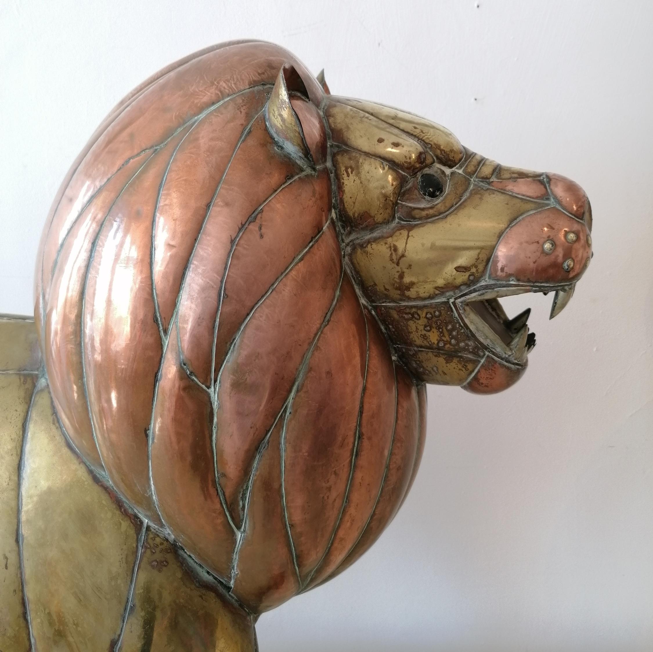 Rare grande sculpture de lion en laiton et cuivre du milieu du siècle dernier par Sergio Bustamante, Mexique en vente 1