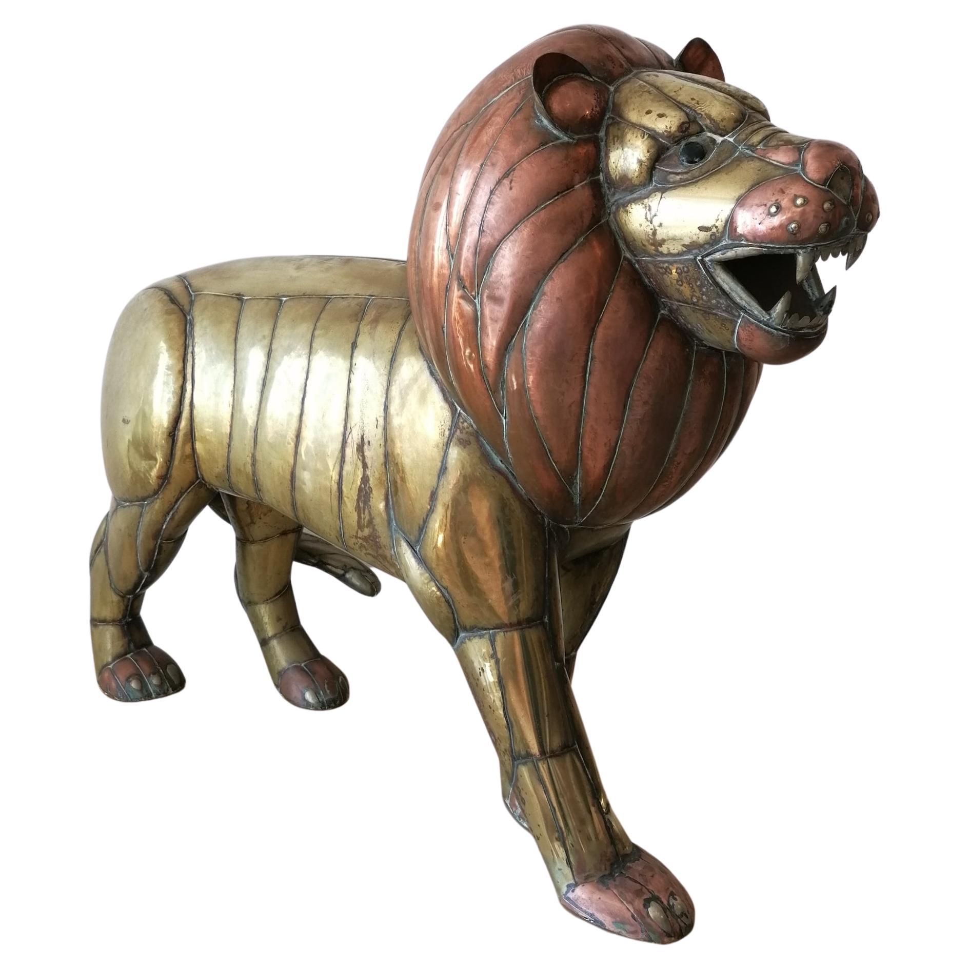 Rare grande sculpture de lion en laiton et cuivre du milieu du siècle dernier par Sergio Bustamante, Mexique en vente