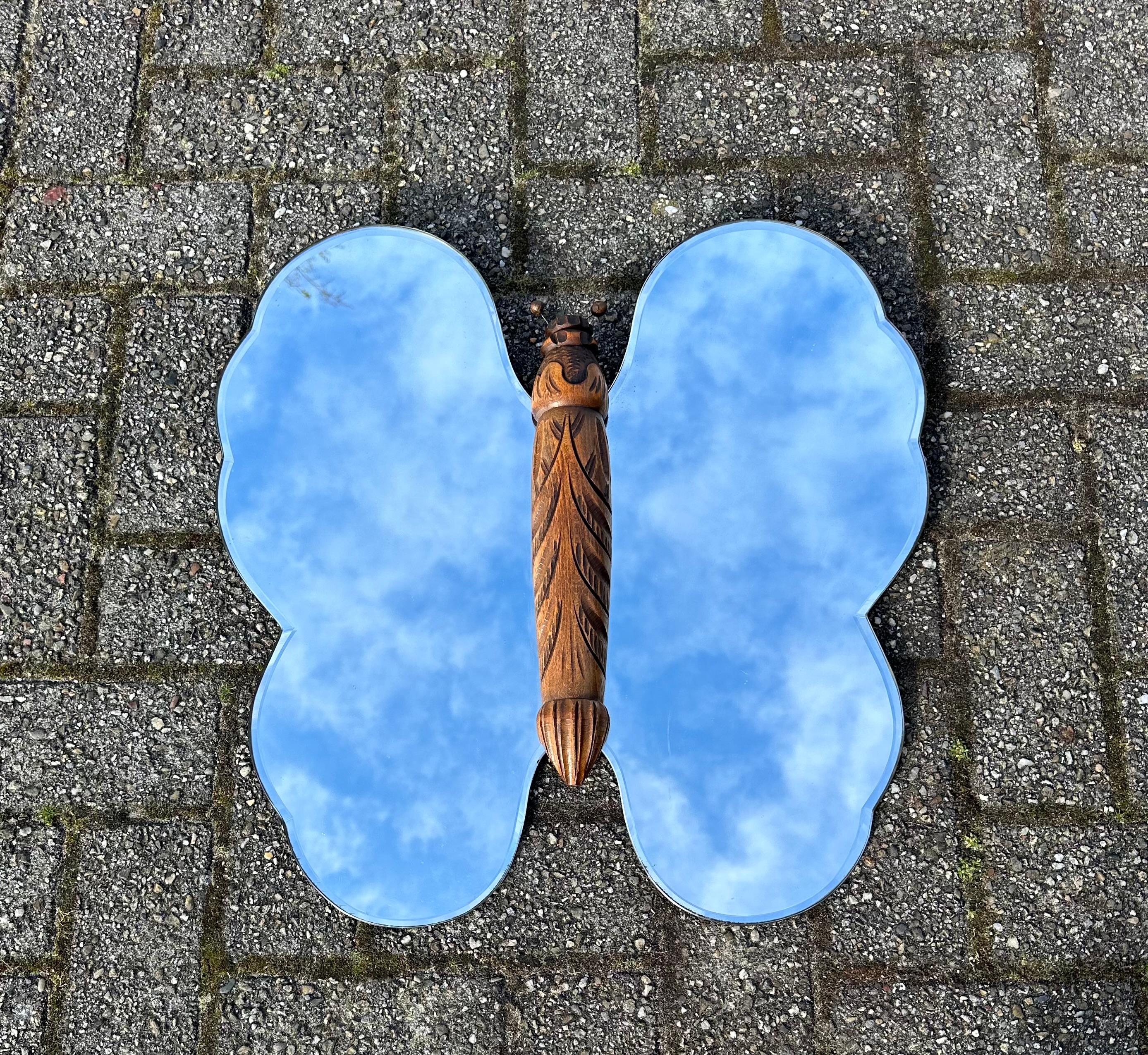 Auffälliger Schmetterlings-Wandspiegel mit einem Korpus aus Buche und dicken, abgeschrägten Glasflügeln.

Wenn Sie Schmetterlinge lieben und/oder wenn sie in Ihrem Leben eine Rolle spielen, dann könnte dieser wunderbare Wandspiegel bald in Ihre
