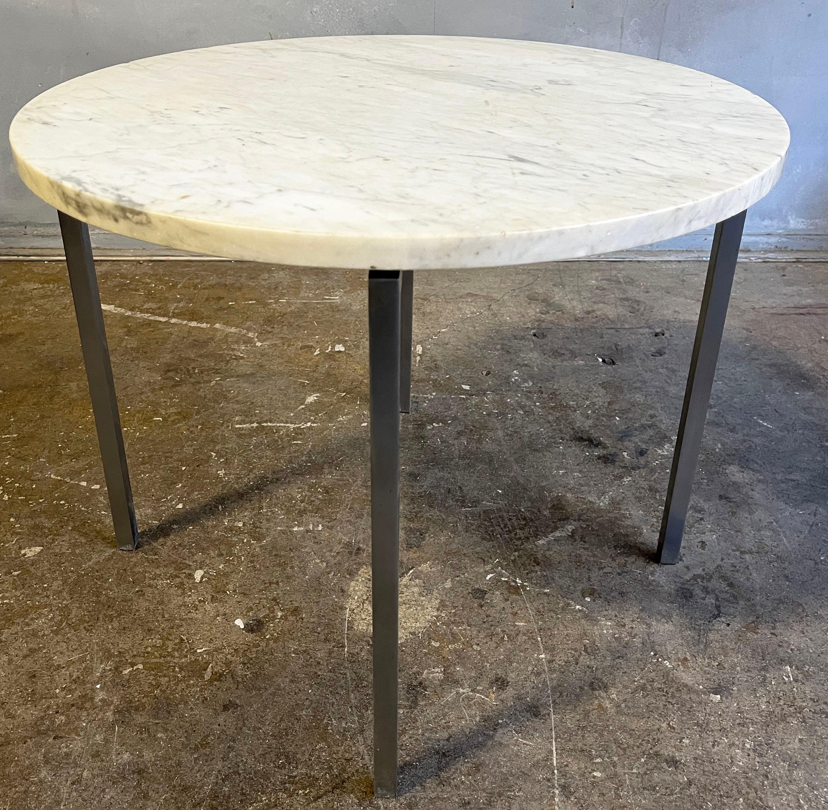 Chrome Rare table en marbre du milieu du siècle Florence Knoll en vente