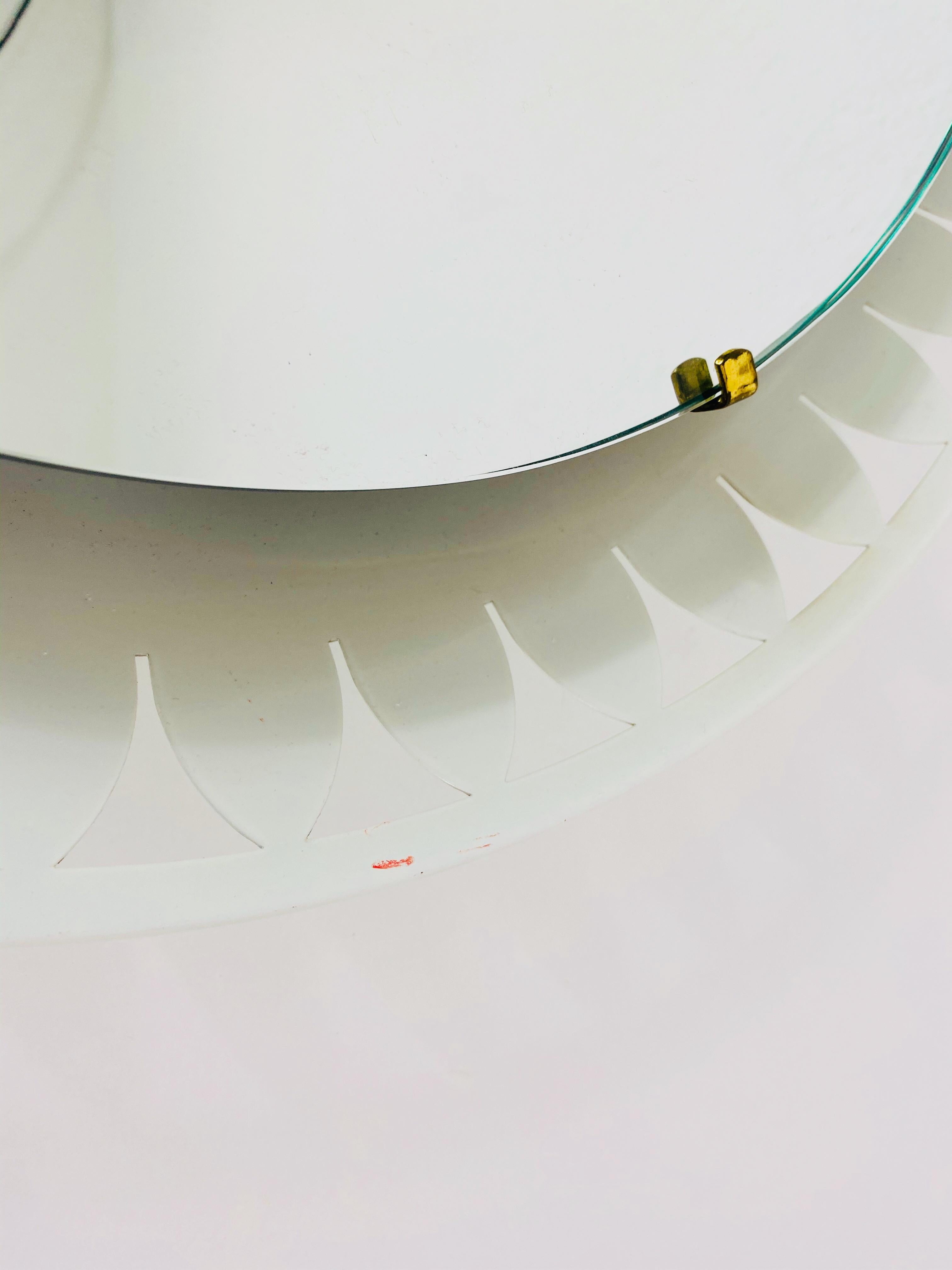 Mid-Century moderno Raro specchio illuminato in metallo del Medioevo di Hillebrand, Germania, anni '50 in vendita