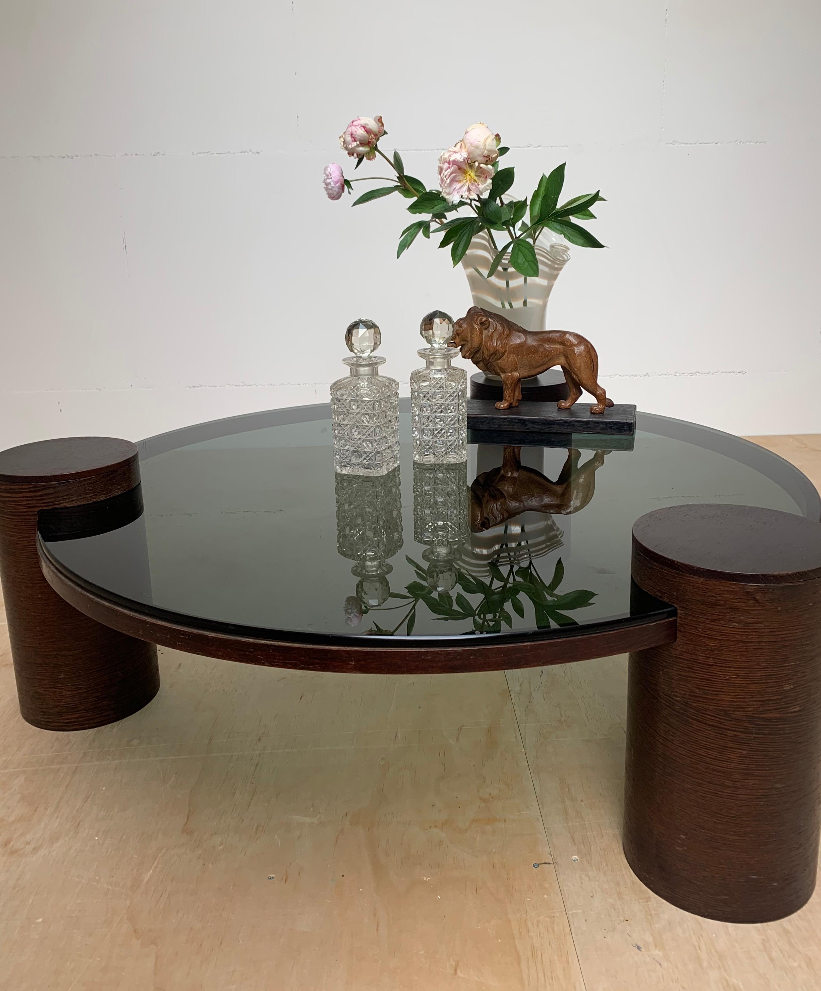 Table basse unique de style mi-siècle moderne en verre vert fumé avec trois colonnes en bois en vente 3