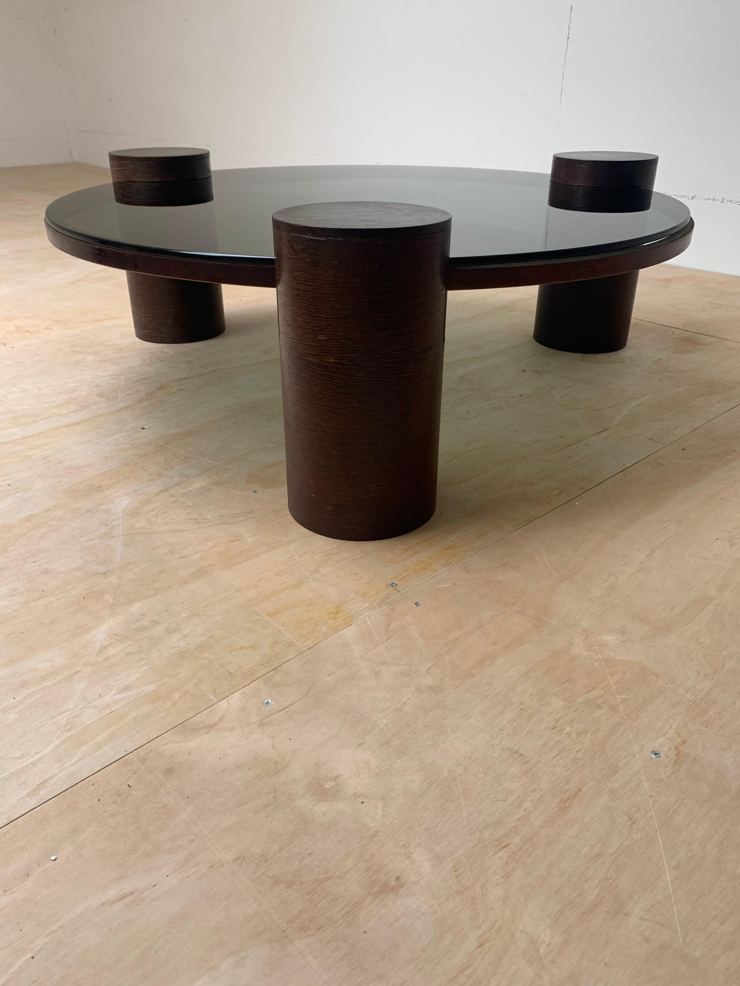 Table basse unique de style mi-siècle moderne en verre vert fumé avec trois colonnes en bois en vente 5