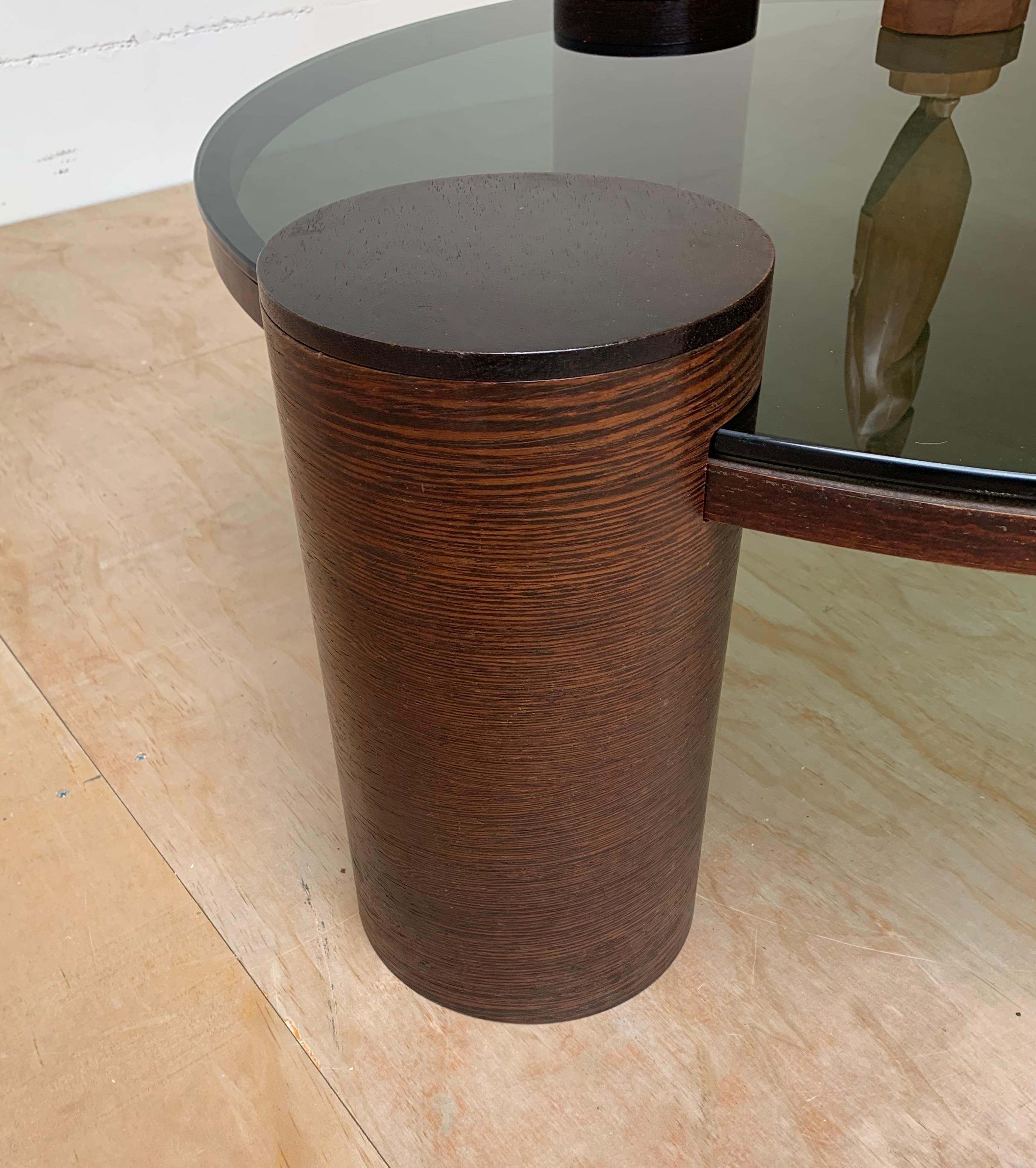 Einzigartiger Couchtisch aus rauchgrünem Glas mit drei Holzsäulen, Mid-Century Modern im Angebot 11