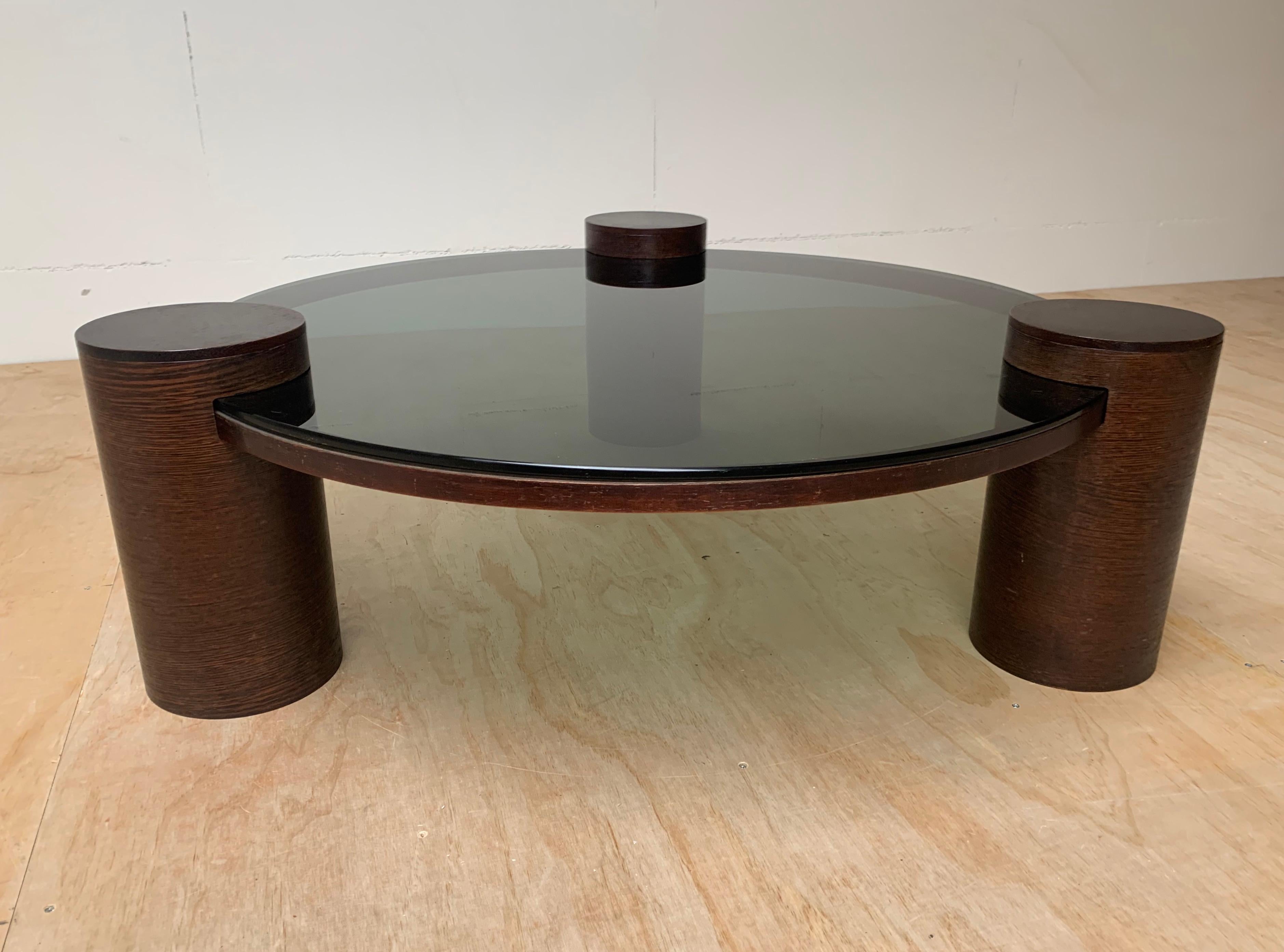 Unique Midcentury Modern Smoked Green Glass Coffee Table w Three Wooden Columns In Good Condition For Sale In Lisse, NL