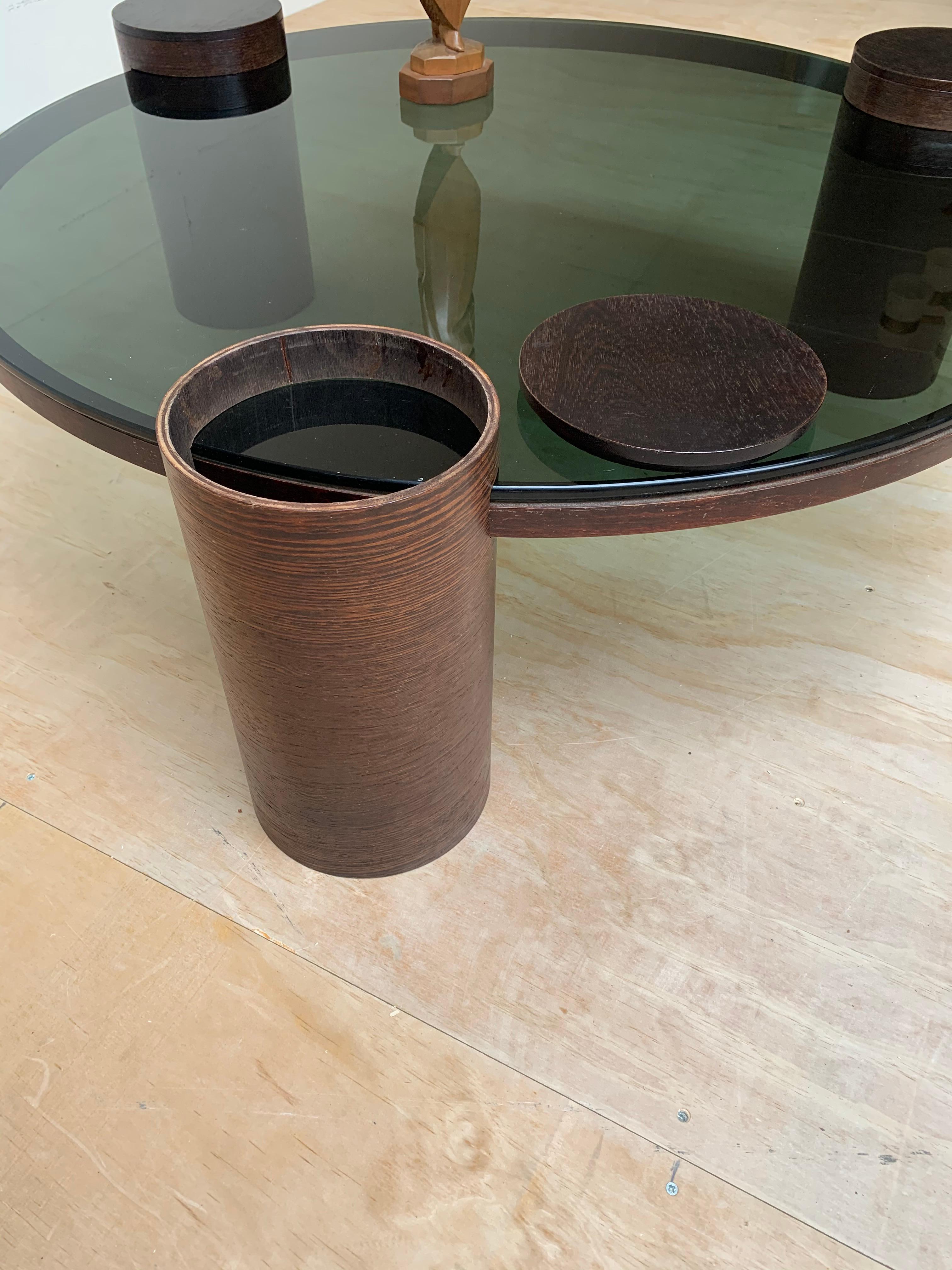 Einzigartiger Couchtisch aus rauchgrünem Glas mit drei Holzsäulen, Mid-Century Modern (Rauchglas) im Angebot