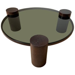 Table basse unique de style mi-siècle moderne en verre vert fumé avec trois colonnes en bois