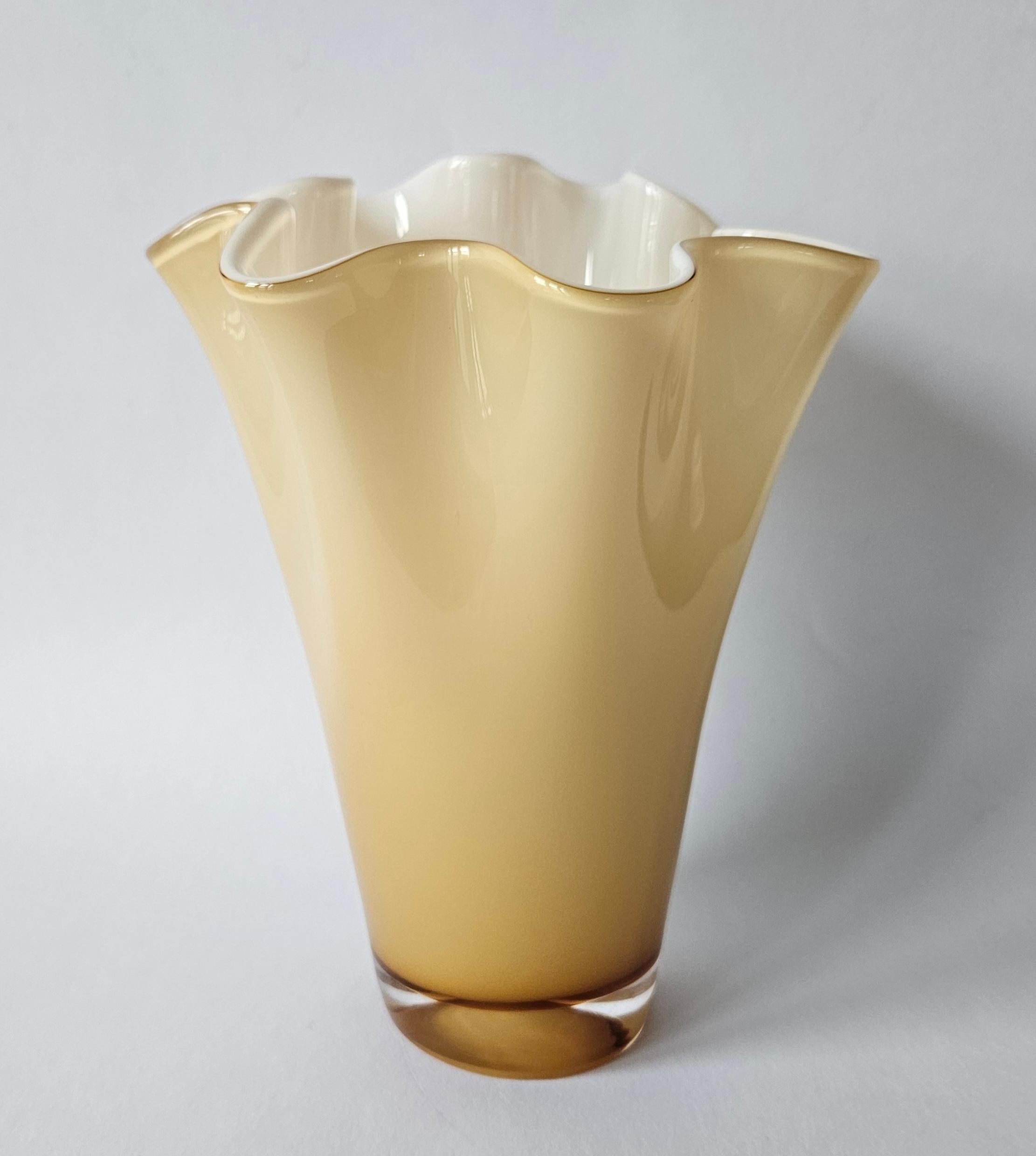 Raro jarrón de cristal de Murano de mediados de siglo Fazzoletto, Italia, años 70 Moderno de mediados de siglo en venta