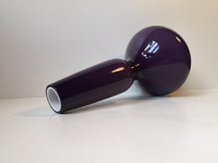 Raro vaso in vetro viola del Medioevo di Jacob E. Bang - Holmegaard, Danimarca anni '70