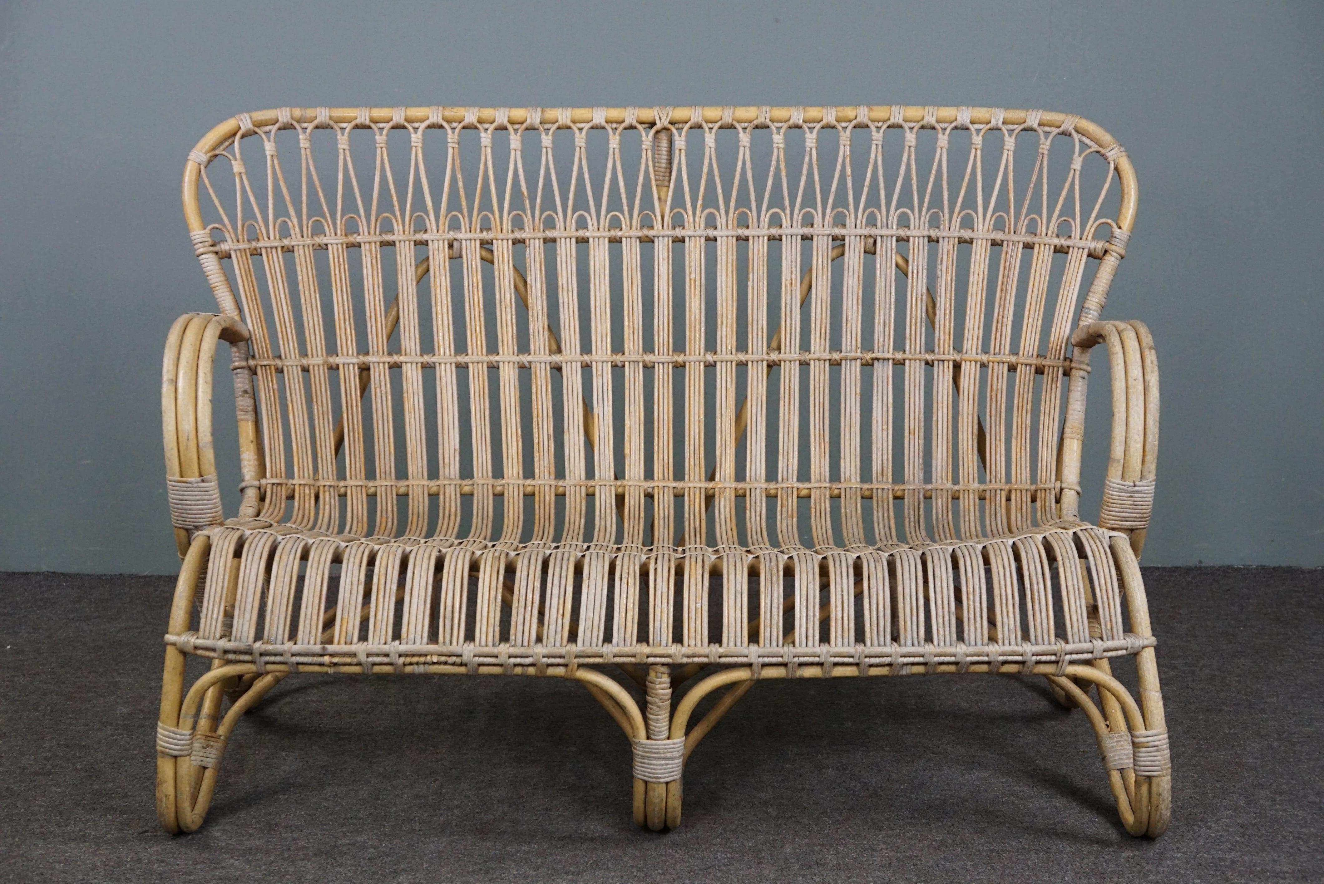 Angeboten wird dieses einzigartige und sehr seltene, wunderschön gestaltete Dutch Design 2-Sitzer-Sofa aus den 1950er Jahren in den Niederlanden.

Dieses Rattansofa Belse 8, 2-Sitzer, ist in gutem Zustand und hat ein zeitloses Design, eine schön