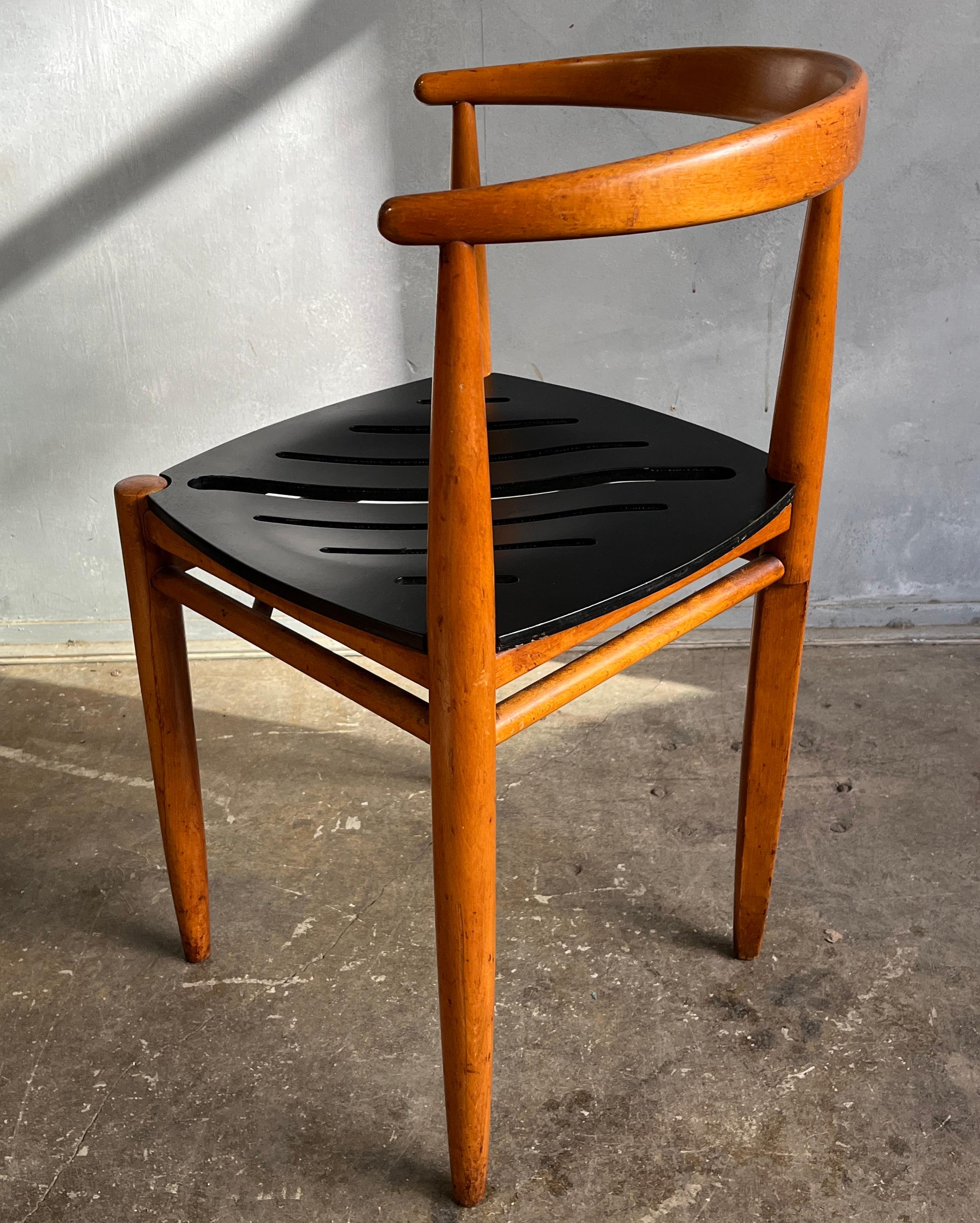 XX secolo Raro set di quattro sedie da pranzo scandinave del Midcentury in vendita