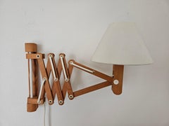 Rara lámpara de pared de tijera de mediados de siglo IKEA, estilo Le Klint, Suecia, años 70.
