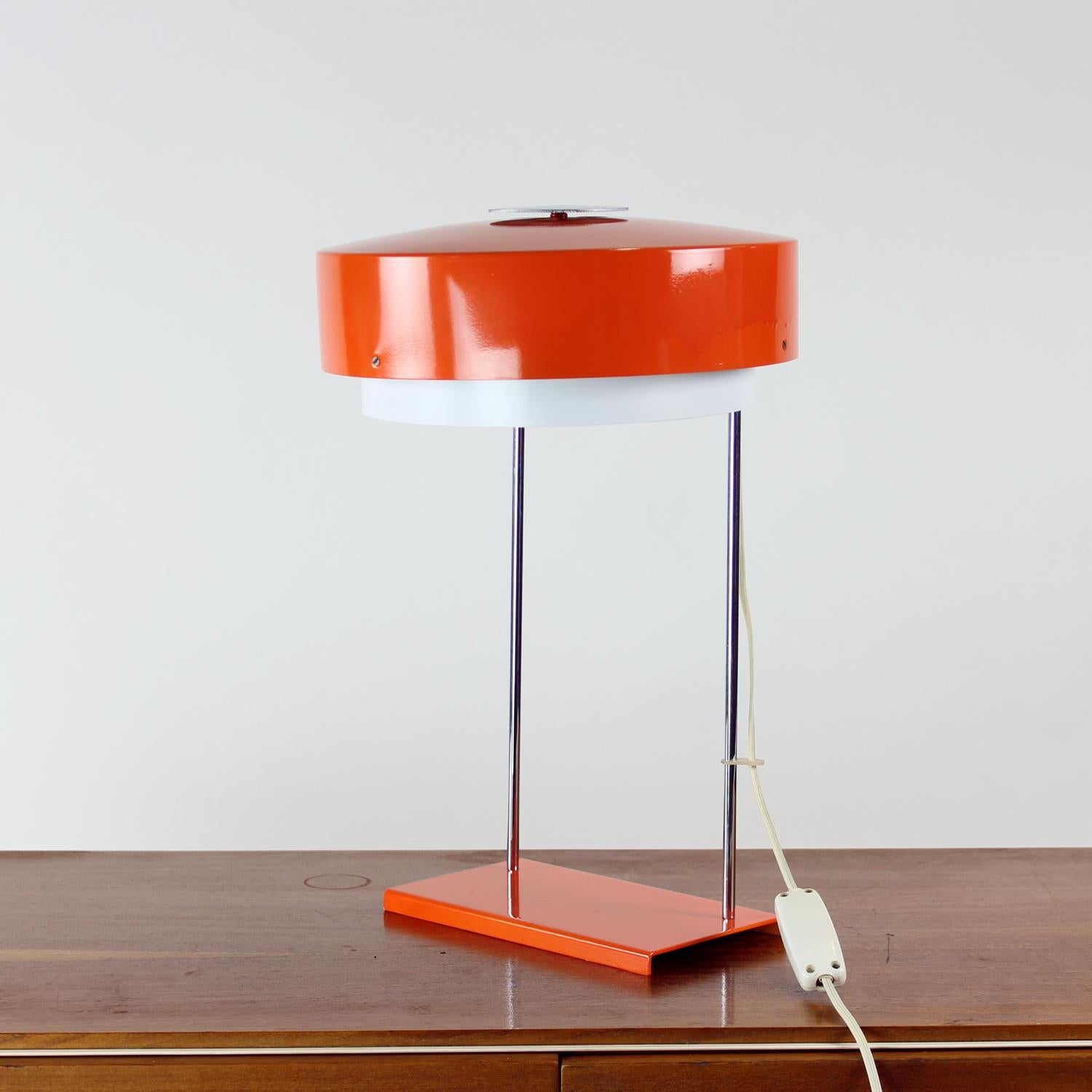 Preciosa lámpara de sobremesa de mediados de siglo diseñada por el famoso diseñador checo de lámparas Josef Hurka. Producido por la empresa Napako en la década de 1960. La lámpara tiene un escudo metálico redondo con dos anillos. Una en color blanco