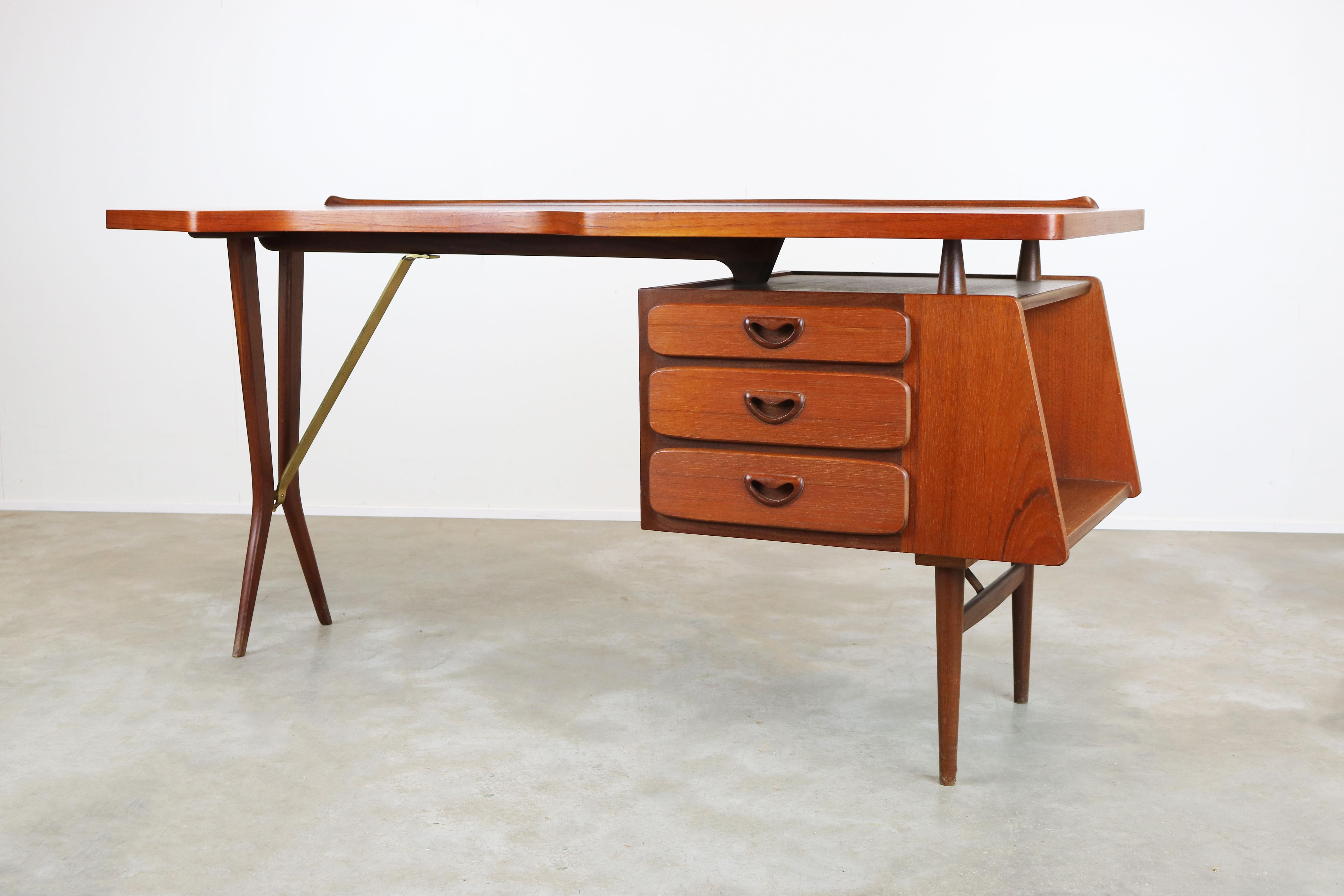 Rare Midcentury Teak Desk Designed by Louis Van Teeffelen for Webe, 1950 Brown In Good Condition In Ijzendijke, NL