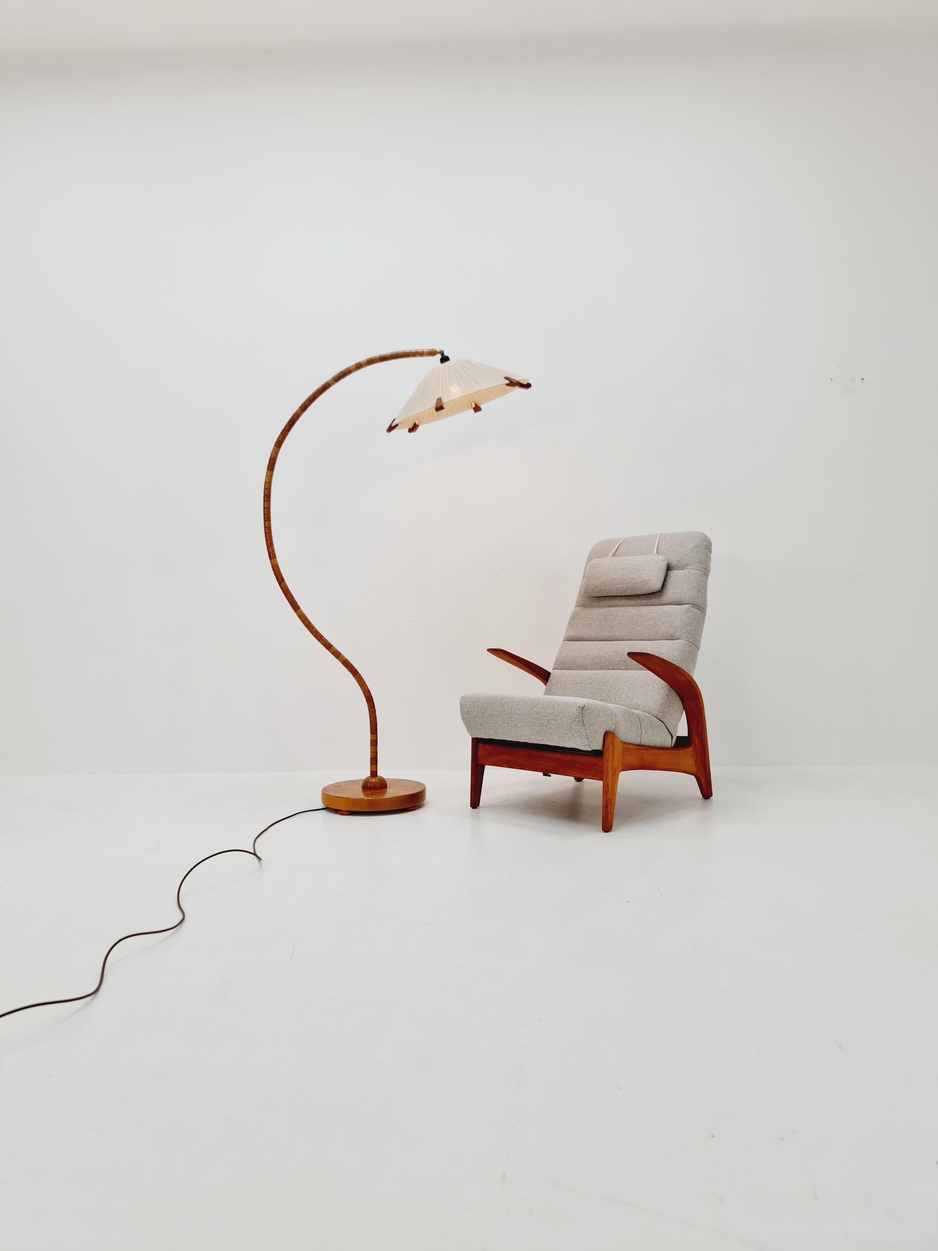 Rara lámpara de pie de cuello de cisne vintage de mediados de siglo en madera de haya y pantalla de teca de Marksljöd Suecia, década de 1940


Diseñador: Marksljöd AB Suecia 
La pantalla original de la lámpara está en muy buen estado