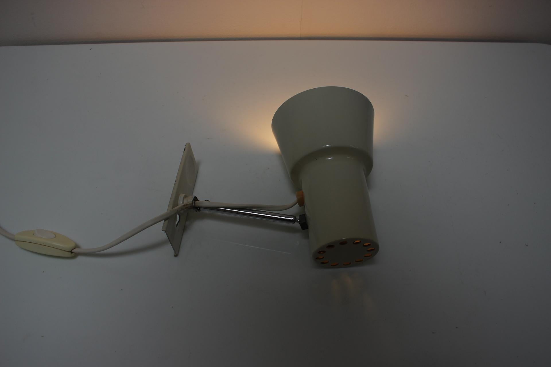 Einfache Wandleuchte, entworfen von Josef Hurka, hergestellt von Napako in den 1960er Jahren in der Tschechoslowakei.
Hergestellt aus Metall und Chrom.
Aufpoliert, gereinigt, mit geringen Gebrauchsspuren.
Vollständig funktionsfähig.