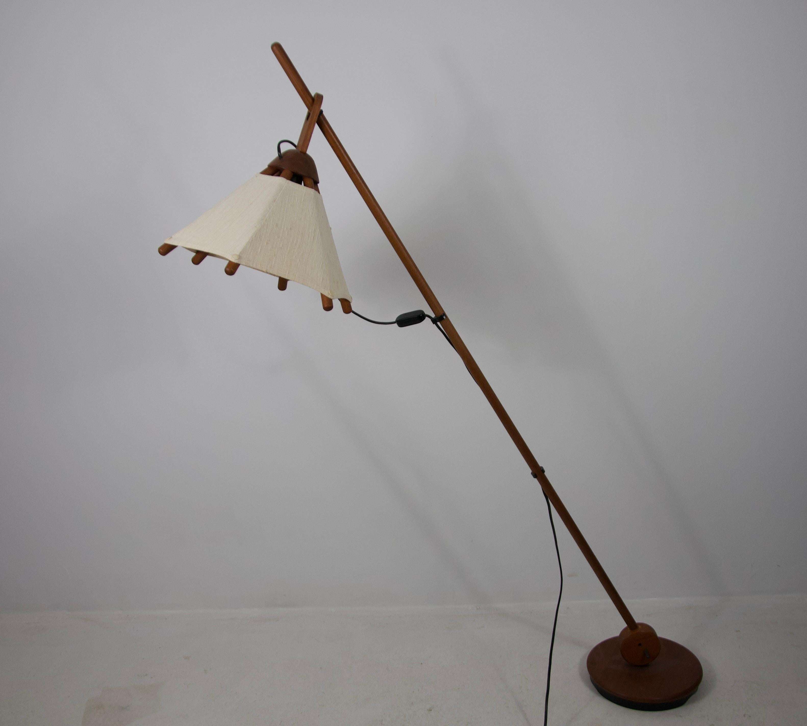 Esta elegante lámpara de pie Domus de los años 60 es una pieza atemporal del diseño de mediados de siglo, que combina materiales naturales con una artesanía funcional. Esta lámpara de pie Domus de la década de 1960, rara y elegantemente elaborada,