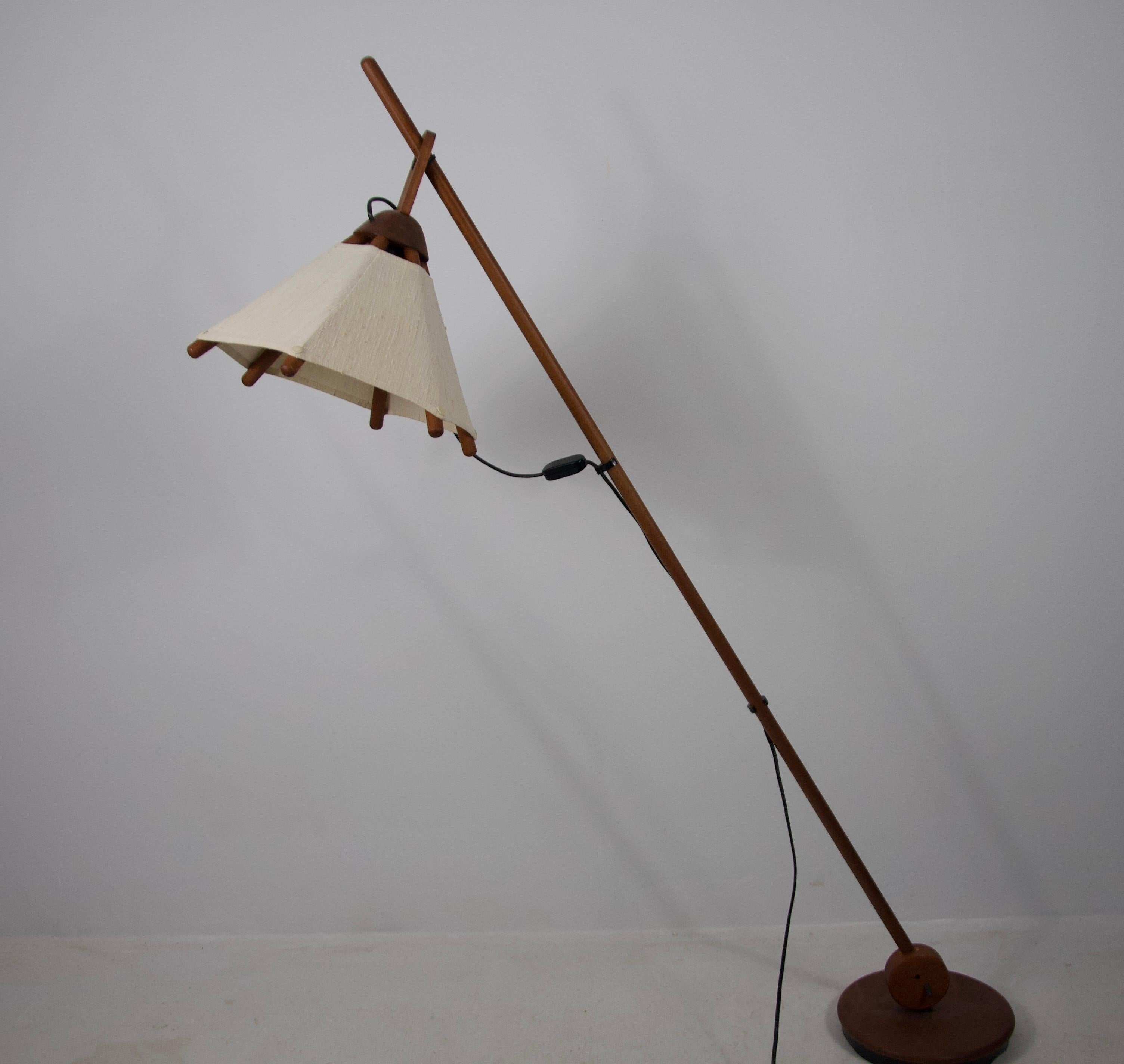 Rara lámpara de pie de madera de mediados de siglo de Domus, años 60 Moderno de mediados de siglo en venta
