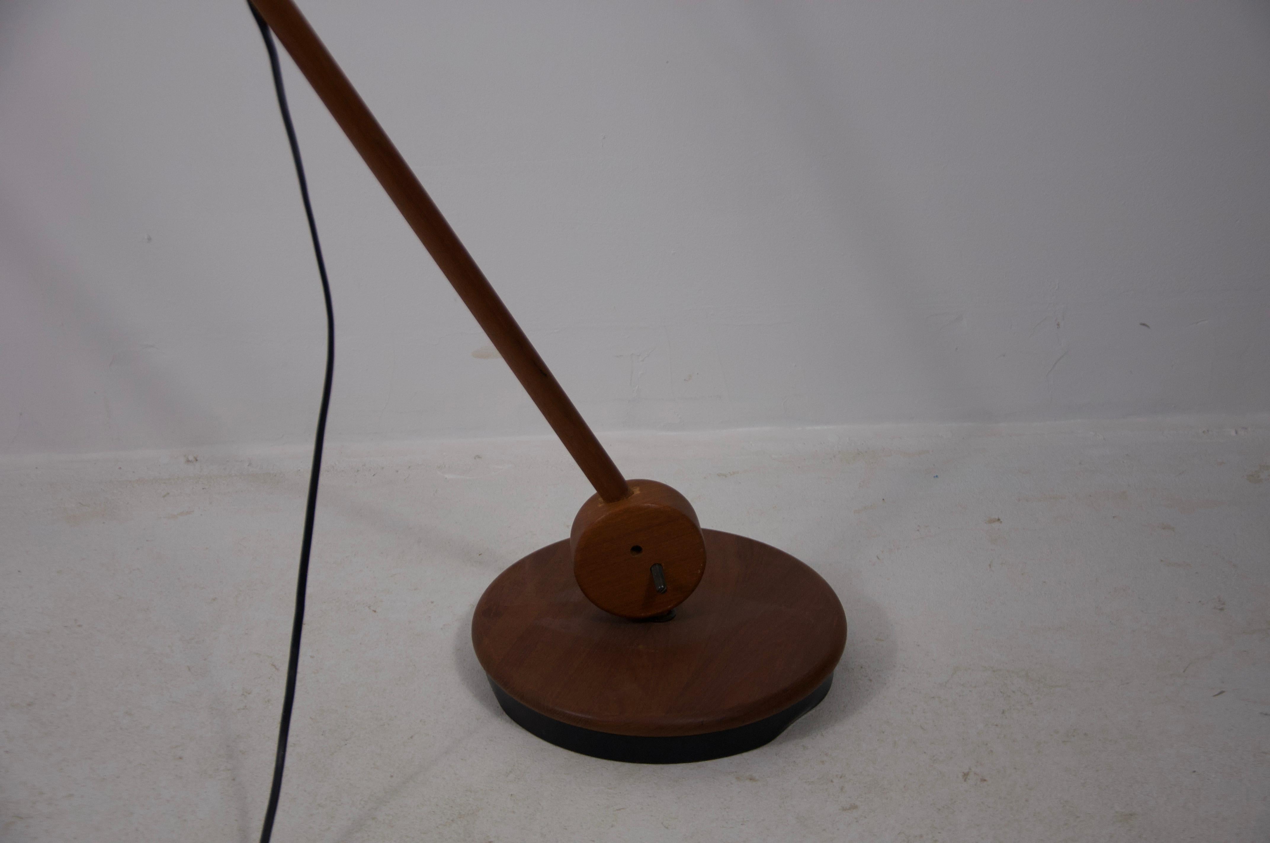Rara lámpara de pie de madera de mediados de siglo de Domus, años 60 en Bueno estado para la venta en Hagenbach, DE