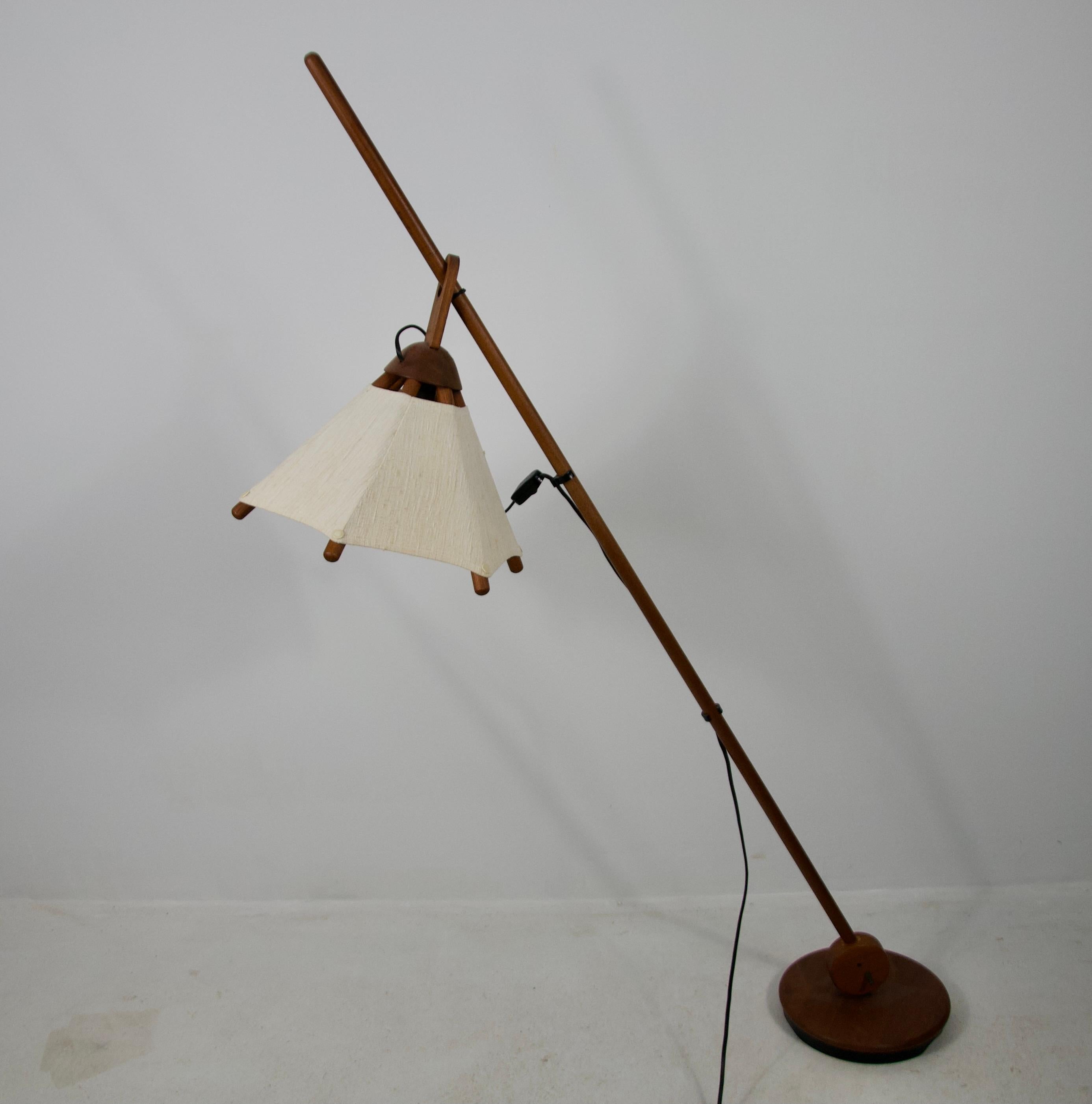 Rara lámpara de pie de madera de mediados de siglo de Domus, años 60 mediados del siglo XX en venta