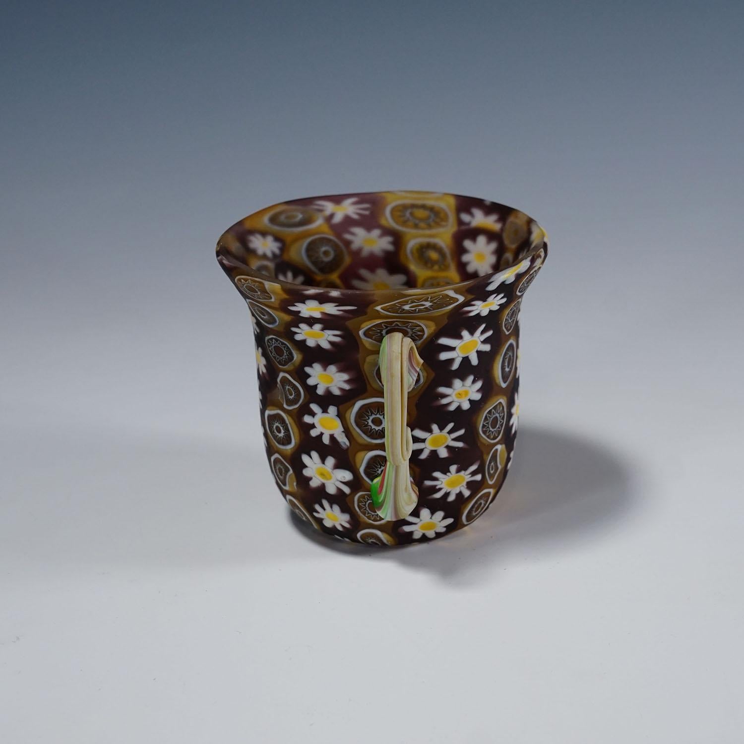 Rare vase Millefiori en brun avec poignées, Fratelli Toso Murano vers 1900

Rare vase en verre murrine millefiori avec anses fabriqué par Vetreria Fratelli Toso, Murano vers 1900. Composé de murrines polychromes multicolores qui ont été fondues