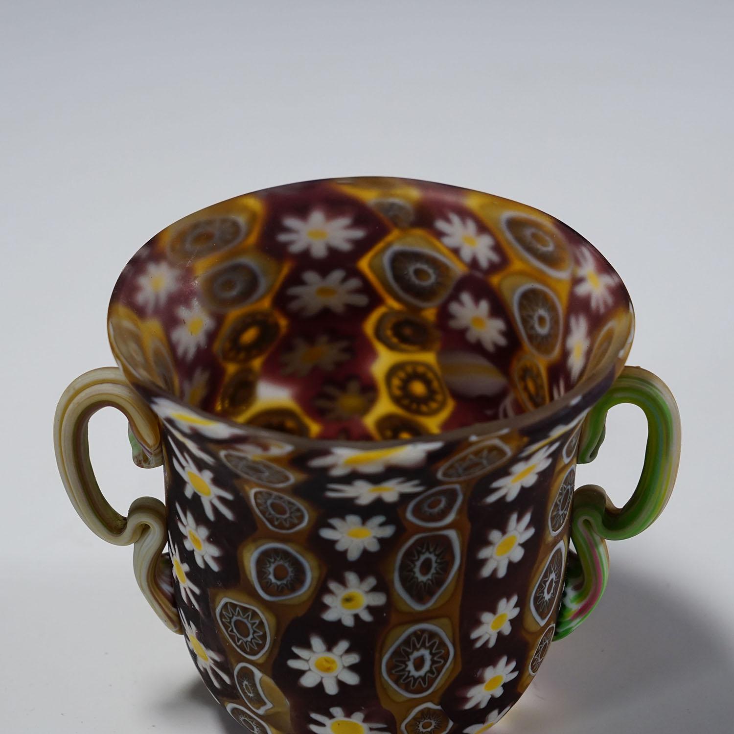 Rare vase Millefiori en brun avec poignées, Fratelli Toso Murano vers 1900 Bon état - En vente à Berghuelen, DE