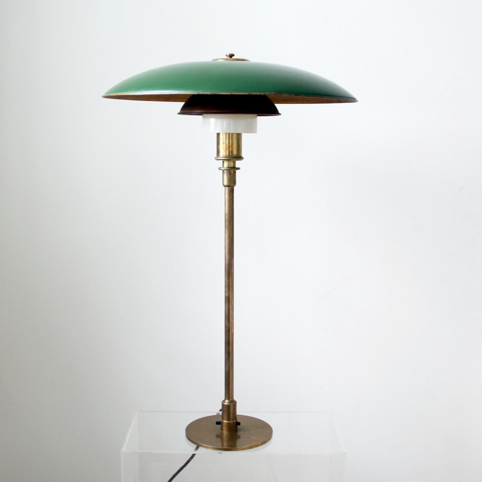 Poul Henningsen & Louis Poulsen -   Mid-Century Modern Design

A beautiful  5/ 3 'Millionaire' table lamp by Poul Henningsen (1894-1967). The lamp is rare due to its size and age  -  80 cm tall and 50 cm diameter. 

Brass stem, foot and top cover.