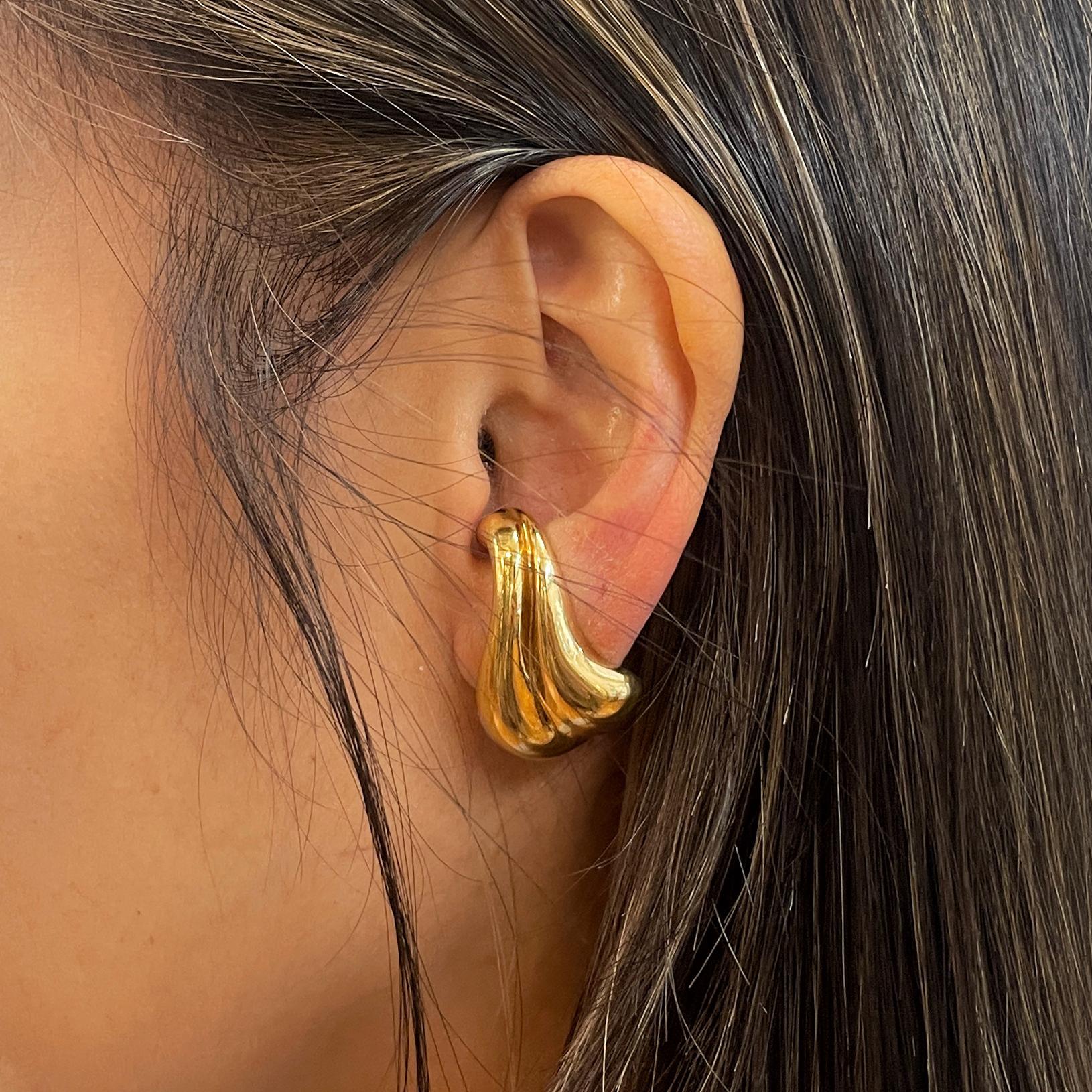 MINAS SPIRIDIS 18K YG Modernist Curved clip on Earrings In Excellent Condition For Sale In New York, NY