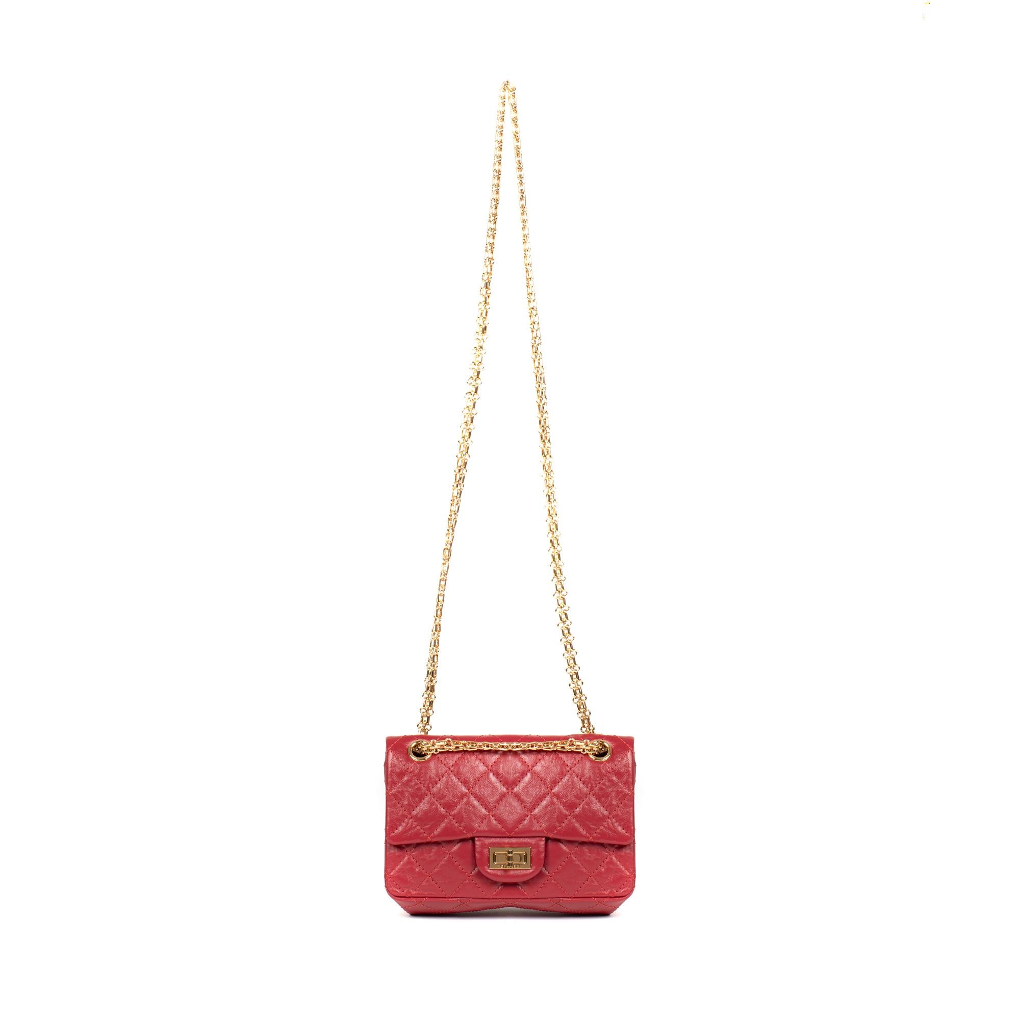 Stunning and rare jewel: Chanel 2.55 Reissue handbag in red quilted leather, shiny gilded metal trim, a signature chain handle transformable in gold metal allowing a hand or shoulder support.

