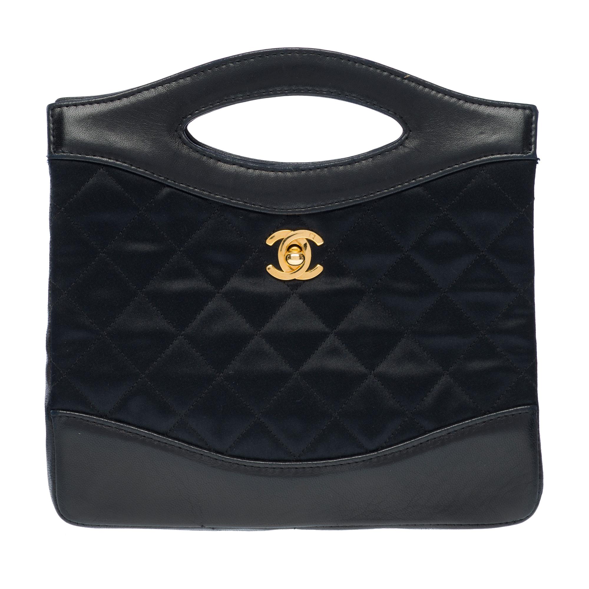 Exceptionnel Mini Fourre-tout Chanel 31 en satin matelassé noir et cuir d'agneau noir, avec garniture en métal doré, doubles anses en cuir permettant un portage à la main.

Doublure intérieure en cuir bourgogne, une poche plate
Signature : 