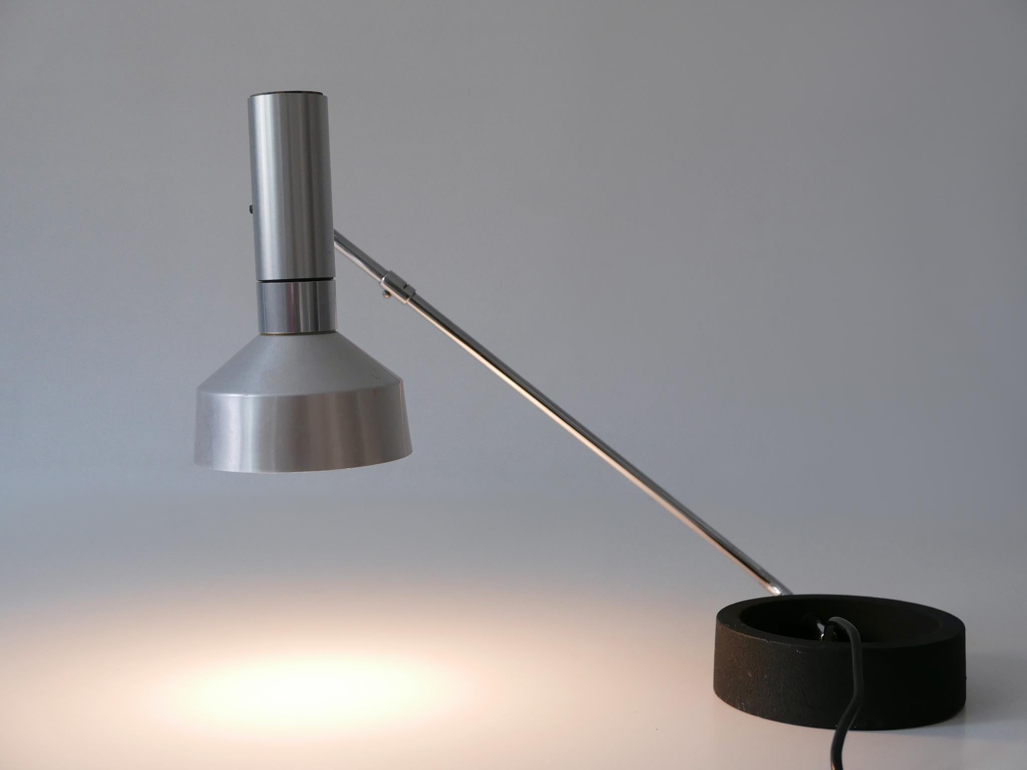 Minimalistische Mid-Century Modern 'Minilux' Tischleuchte oder Schreibtischleuchte. Arm und Schirm verstellbar. Entworfen von Rosemarie & Rico Baltensweiler für die Baltensweiler AG, Schweiz, 1960er Jahre.

Die aus Stahl, Aluminium und Gusseisen