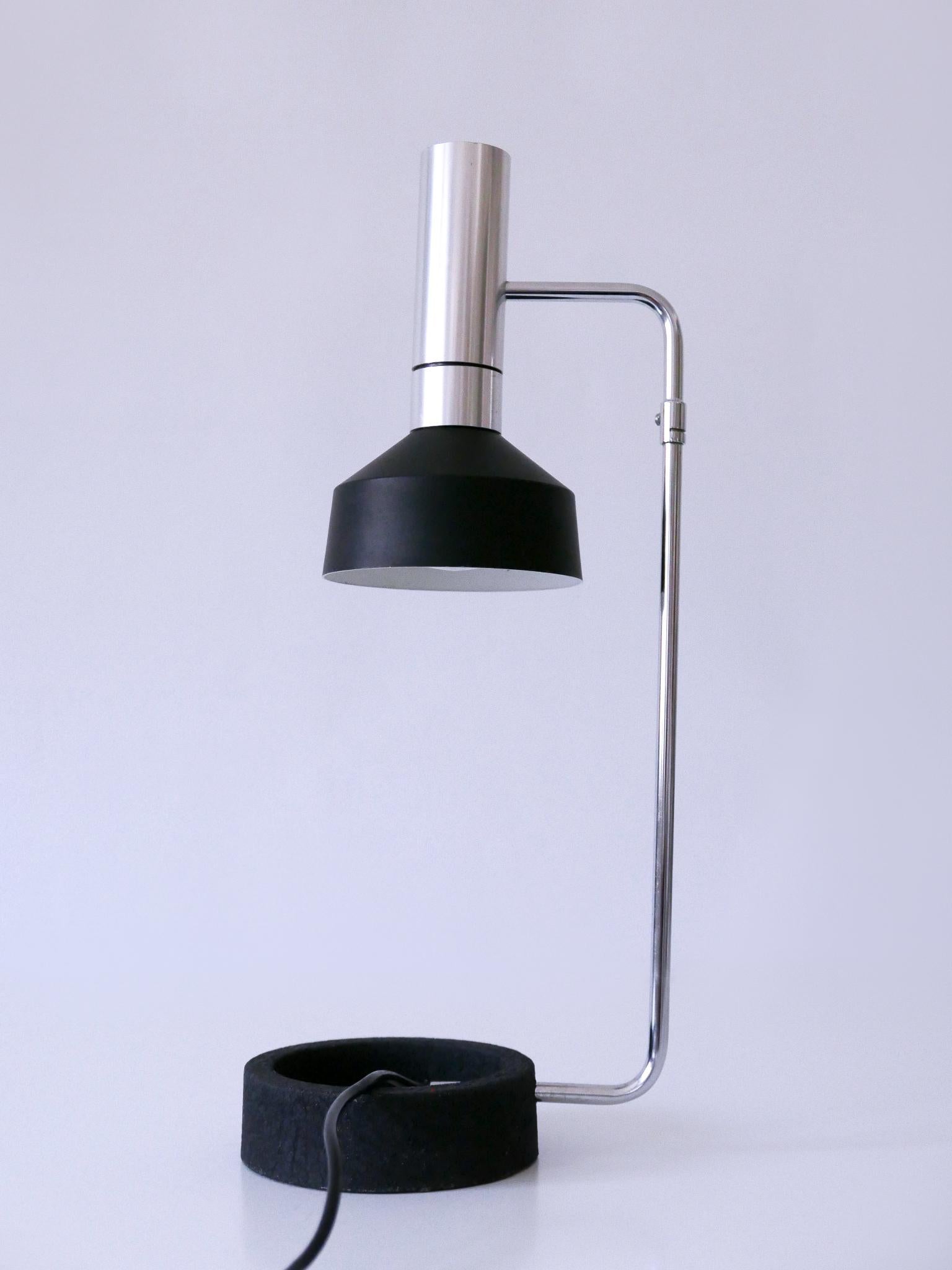 Minimalistische Mid-Century Modern 'Minilux' Tischleuchte oder Schreibtischleuchte. Arm und Schirm verstellbar. Entworfen von Rosemarie & Rico Baltensweiler für die Baltensweiler AG, Schweiz, 1960er Jahre.

Die aus Stahl, Aluminium und Gusseisen