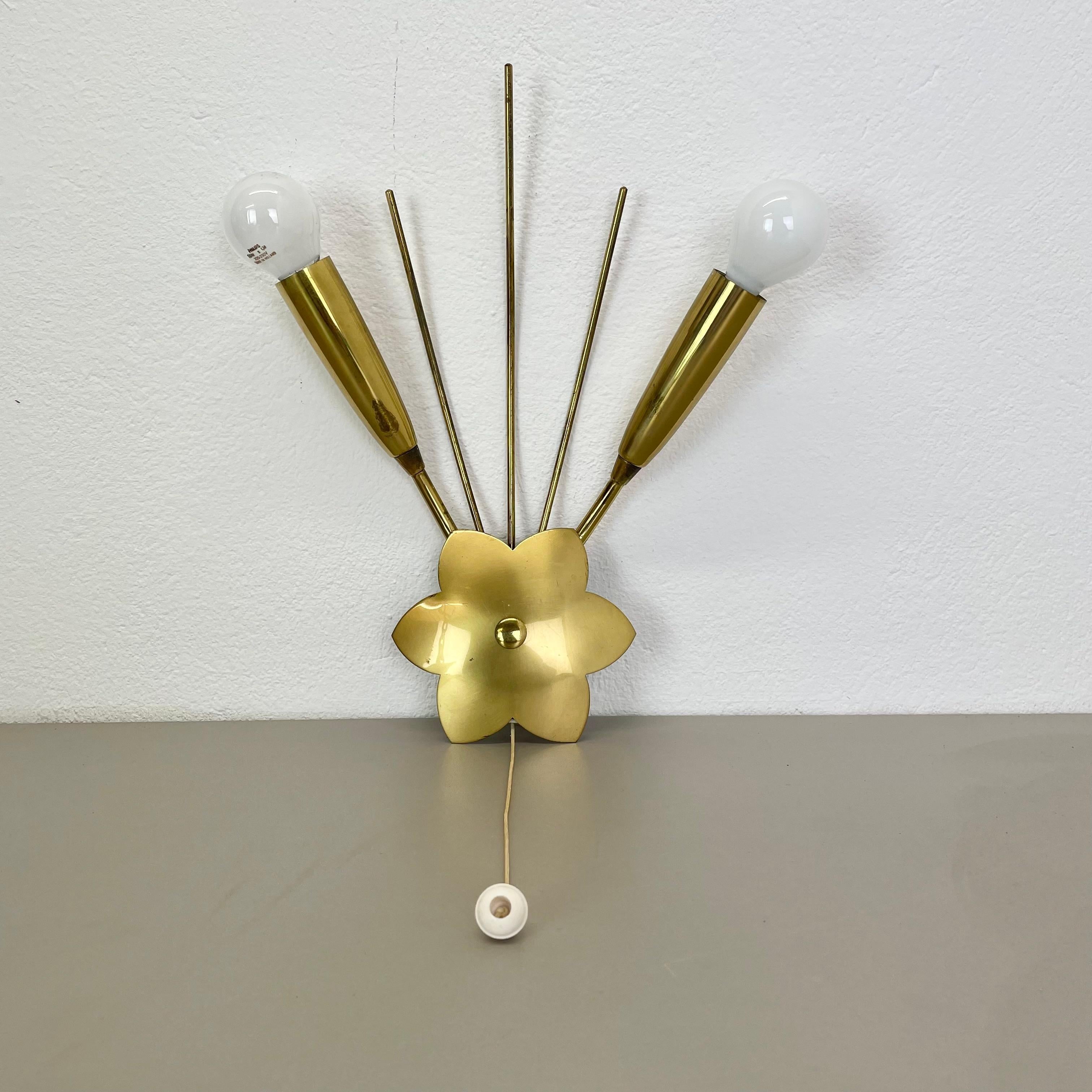 Artikel:

Theater-Wandleuchte aus Messing



Herkunft:

Italien



Alter:

1950s


Diese modernistische Leuchte wurde in den 1950er Jahren in Italien hergestellt. Sie ist aus Messing und Metall mit einem floralen Element in der Mitte. Die Leuchte