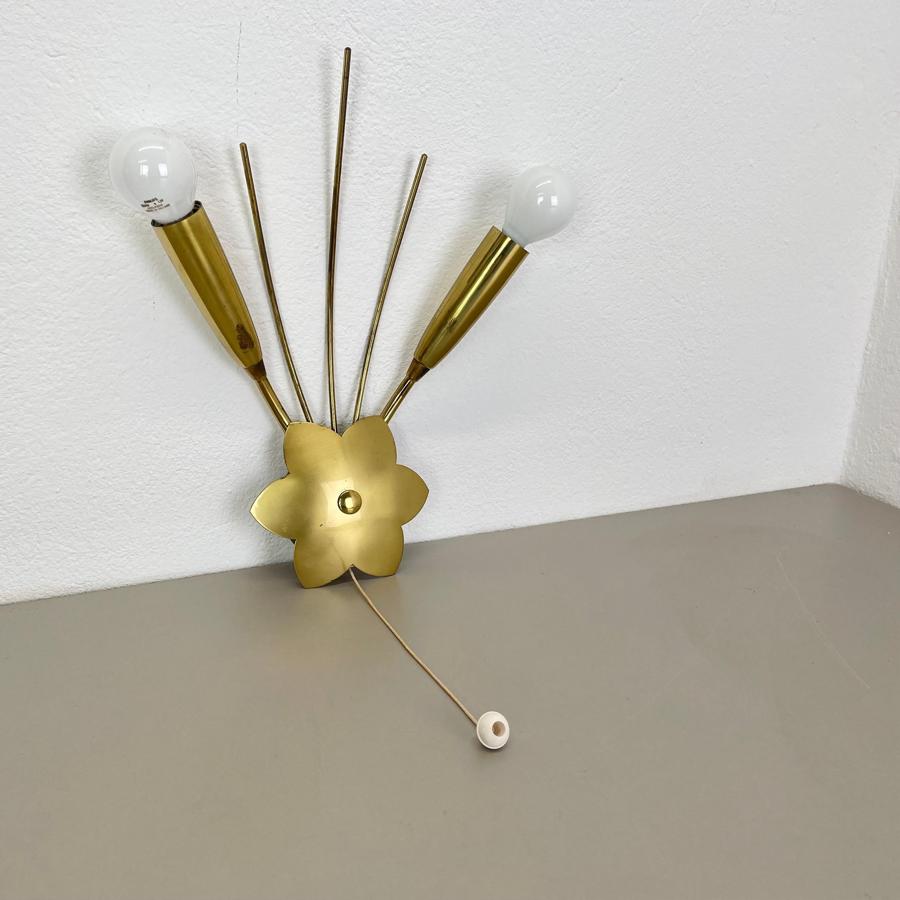 Seltene minimalistische 33-cm-Theater-Wandleuchte aus Messing im Stilnovo-Stil, Italien 1950er Jahre (Moderne der Mitte des Jahrhunderts) im Angebot