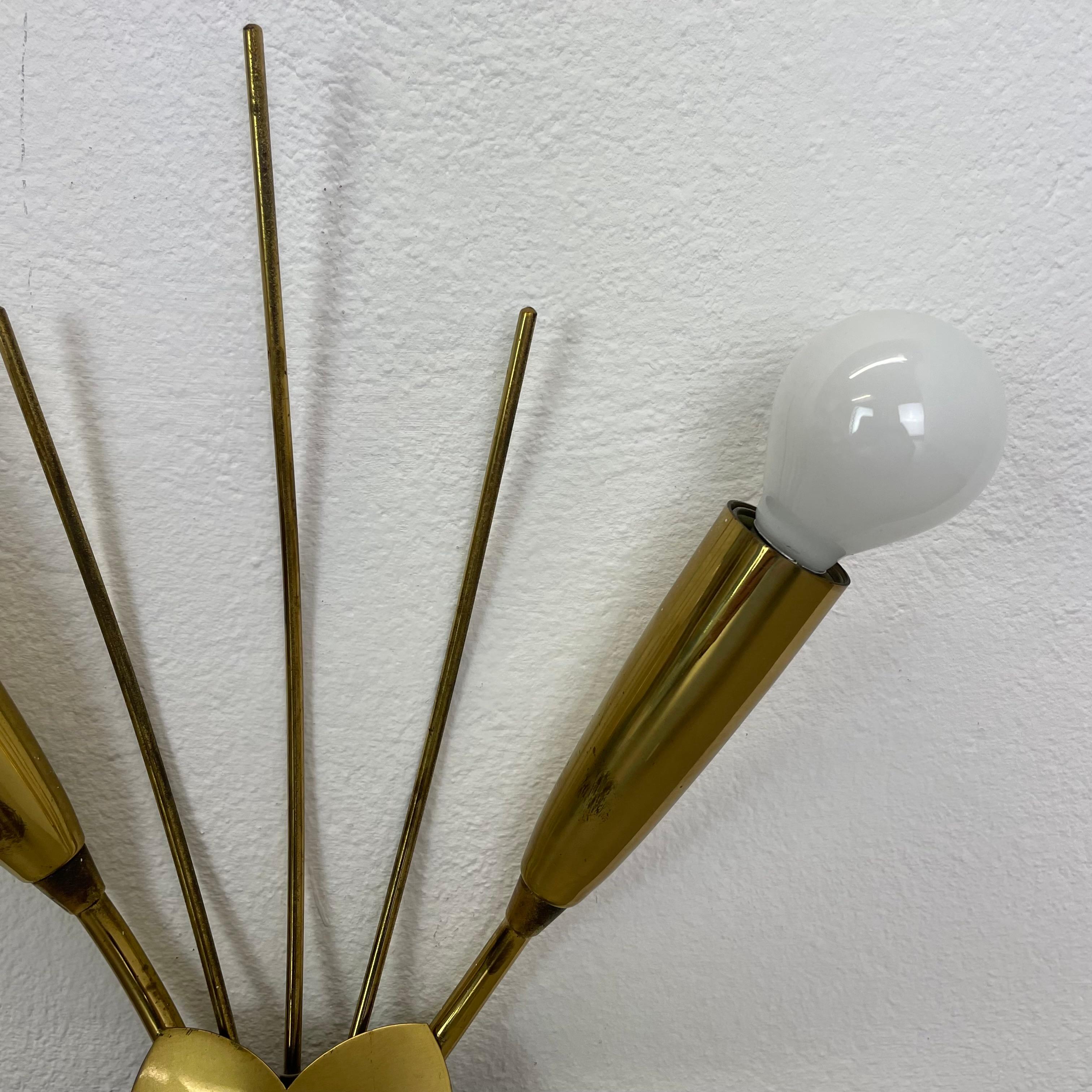 Seltene minimalistische 33-cm-Theater-Wandleuchte aus Messing im Stilnovo-Stil, Italien 1950er Jahre (20. Jahrhundert) im Angebot