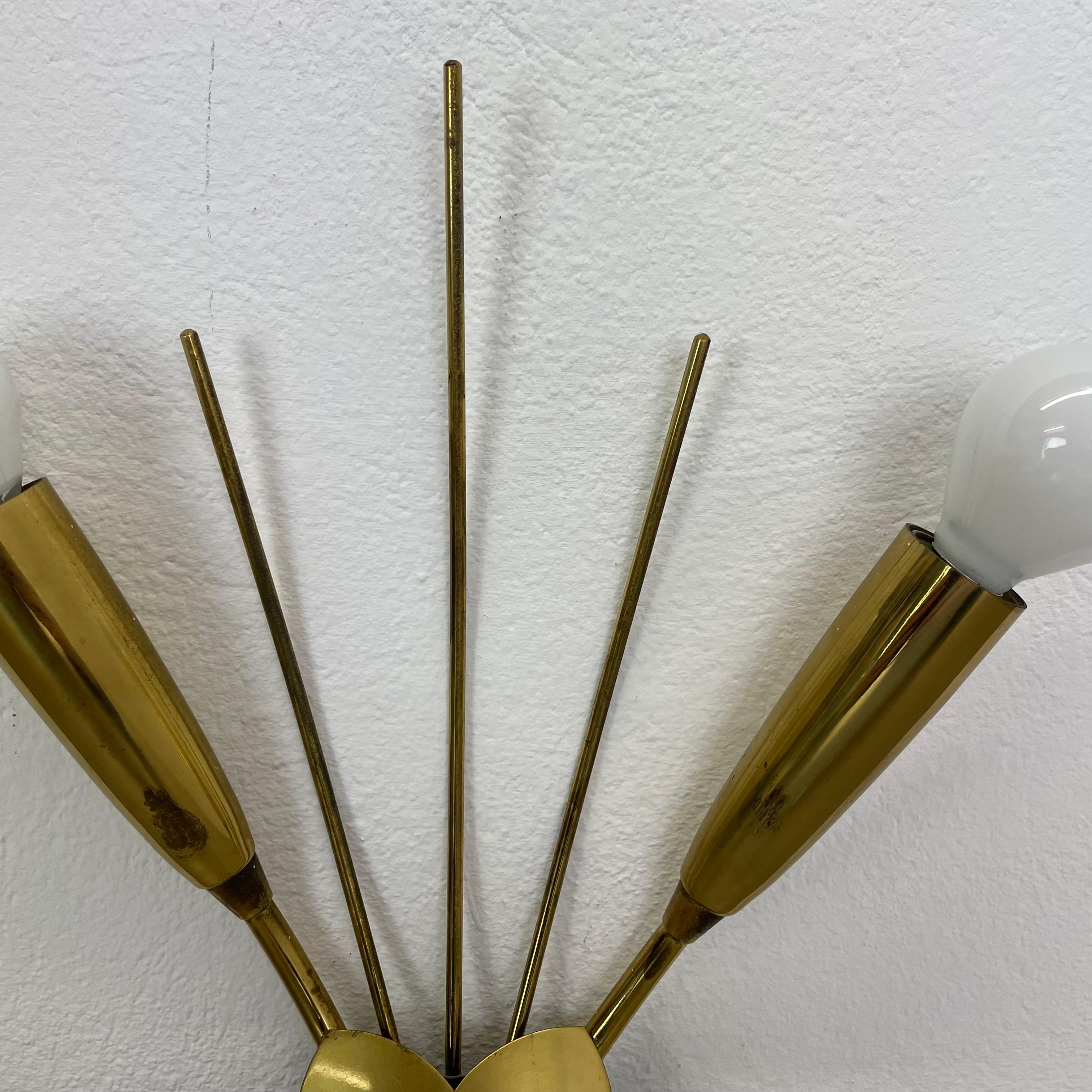 Seltene minimalistische 33-cm-Theater-Wandleuchte aus Messing im Stilnovo-Stil, Italien 1950er Jahre (Metall) im Angebot
