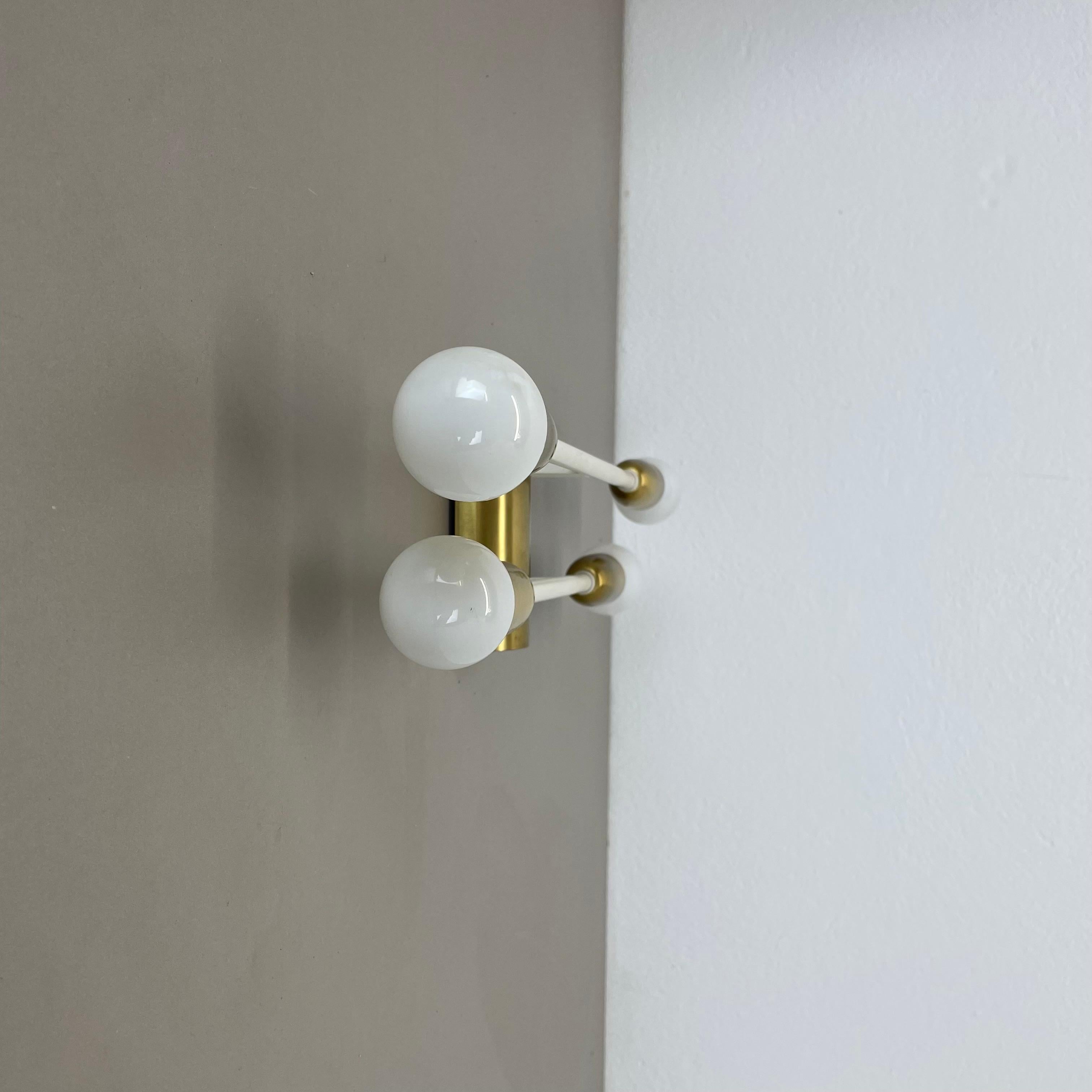 rare minimalist 37cm Brass Stilnovo Style Theatre Wall Light Sconce, Italy 1950s In Good Condition For Sale In Kirchlengern, DE