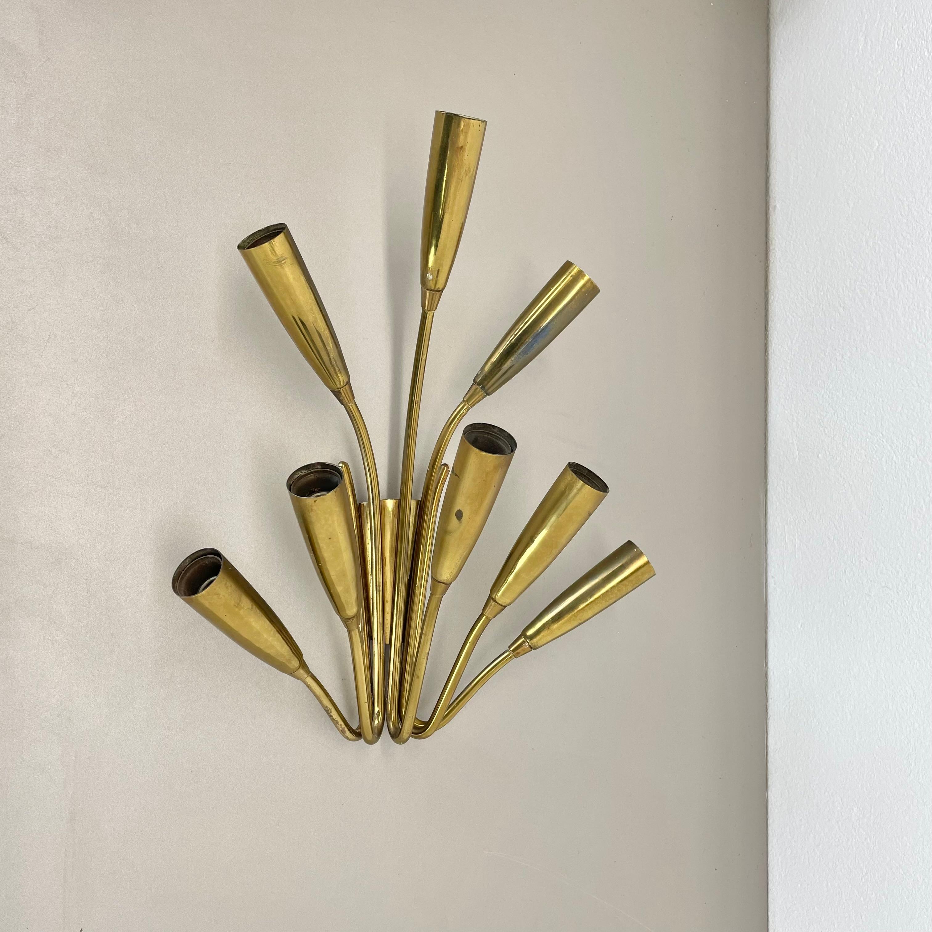 Articolo:

Lampada da parete in ottone per teatro



Origine:

Italia



Età:

1950s


Questa lampada modernista è stata prodotta in Italia negli anni Cinquanta. È realizzata in ottone e metallo con 8 elementi a forma di tubo nella parte anteriore